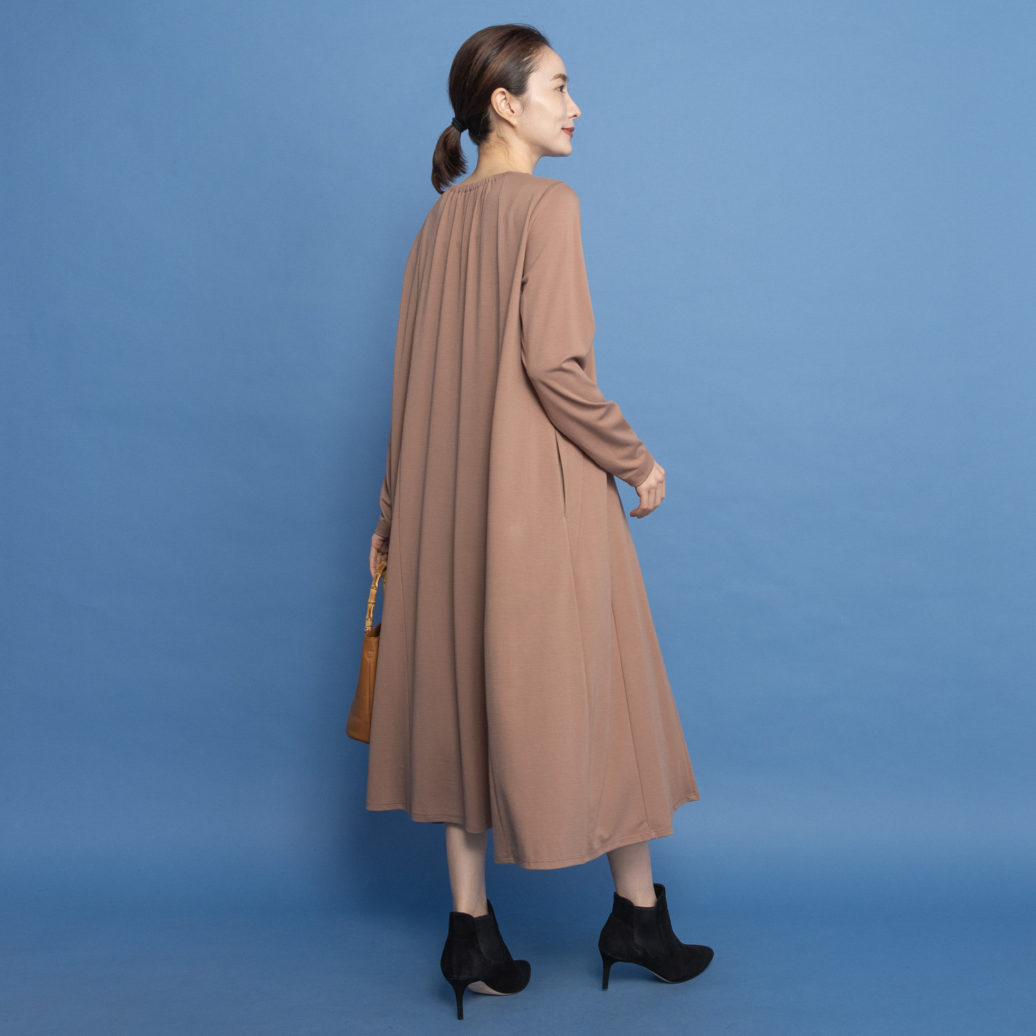 ヤエアジュテ アシンメトリー＆フレアー 華やぐモードスタイル デザインワンピース