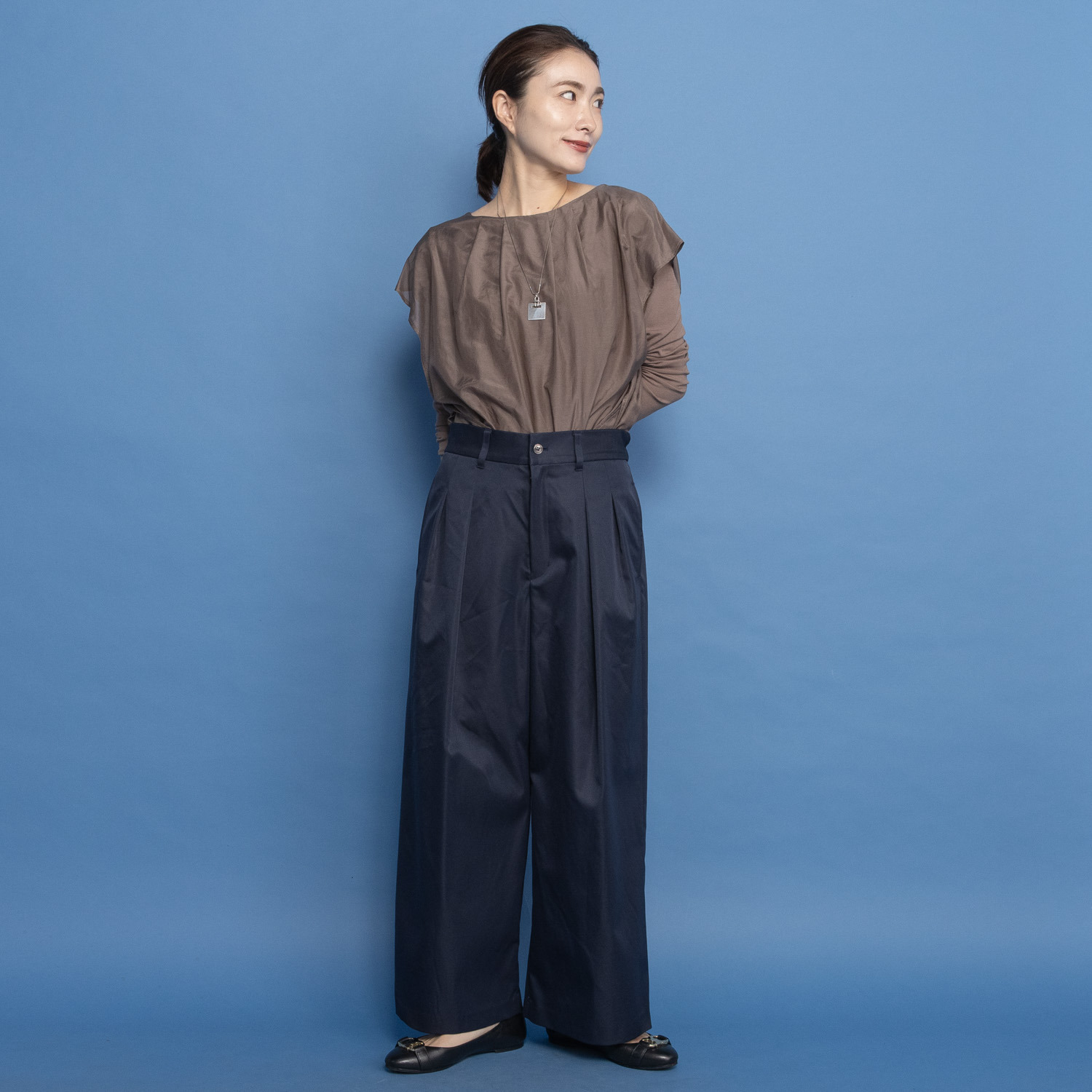 ヤエアジュテ カジュアルもキレイめも マルチに着こなす 上品モードなワイドパンツ