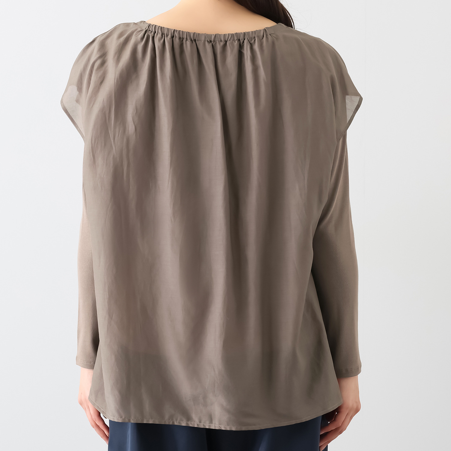 ヤエアジュテ 大人の品格で着こなす レイヤードで安心 シアーコンビブラウス