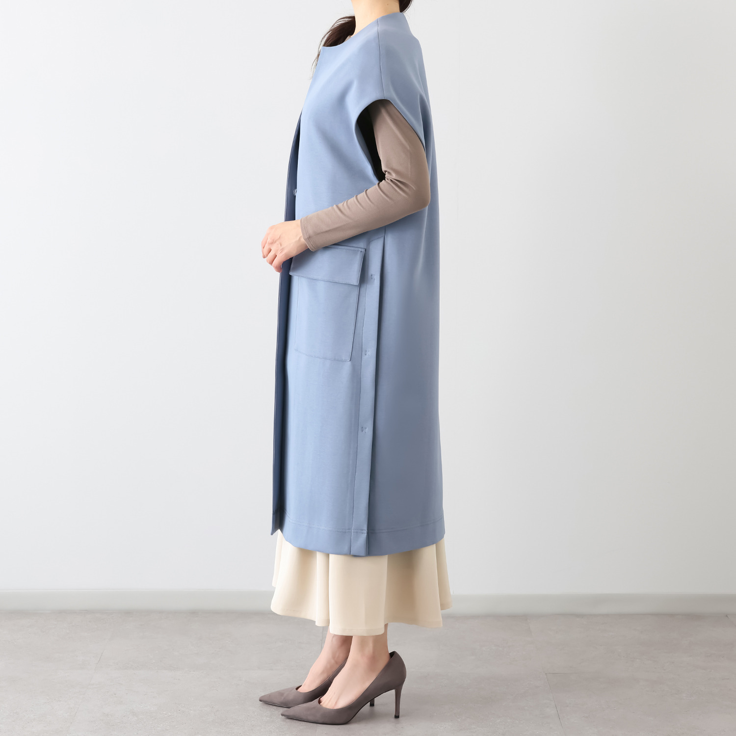 ヤエアジュテ 羽織り感覚で 装い軽やか デザインロングベスト