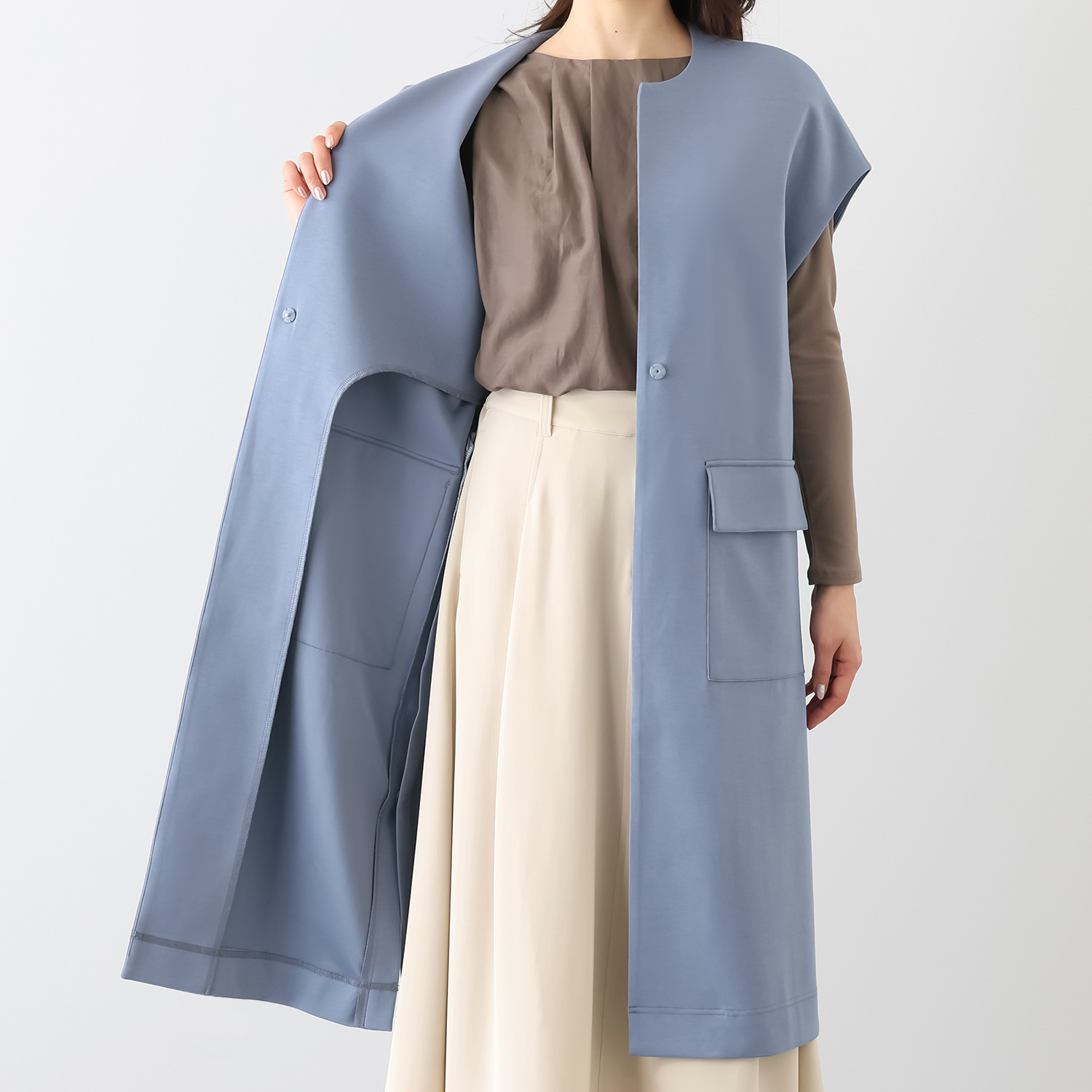 ヤエアジュテ 羽織り感覚で 装い軽やか デザインロングベスト