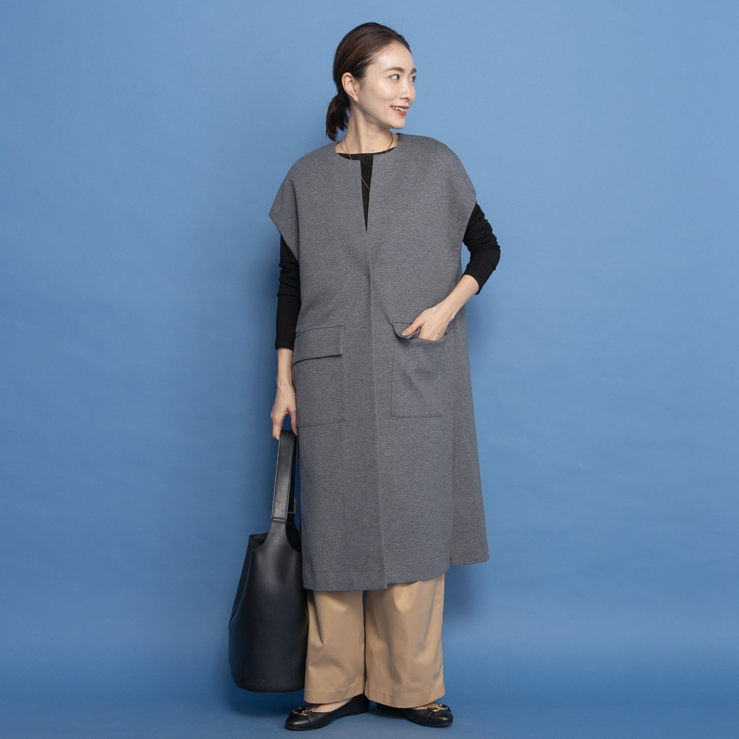 ヤエアジュテ 羽織り感覚で 装い軽やか デザインロングベスト