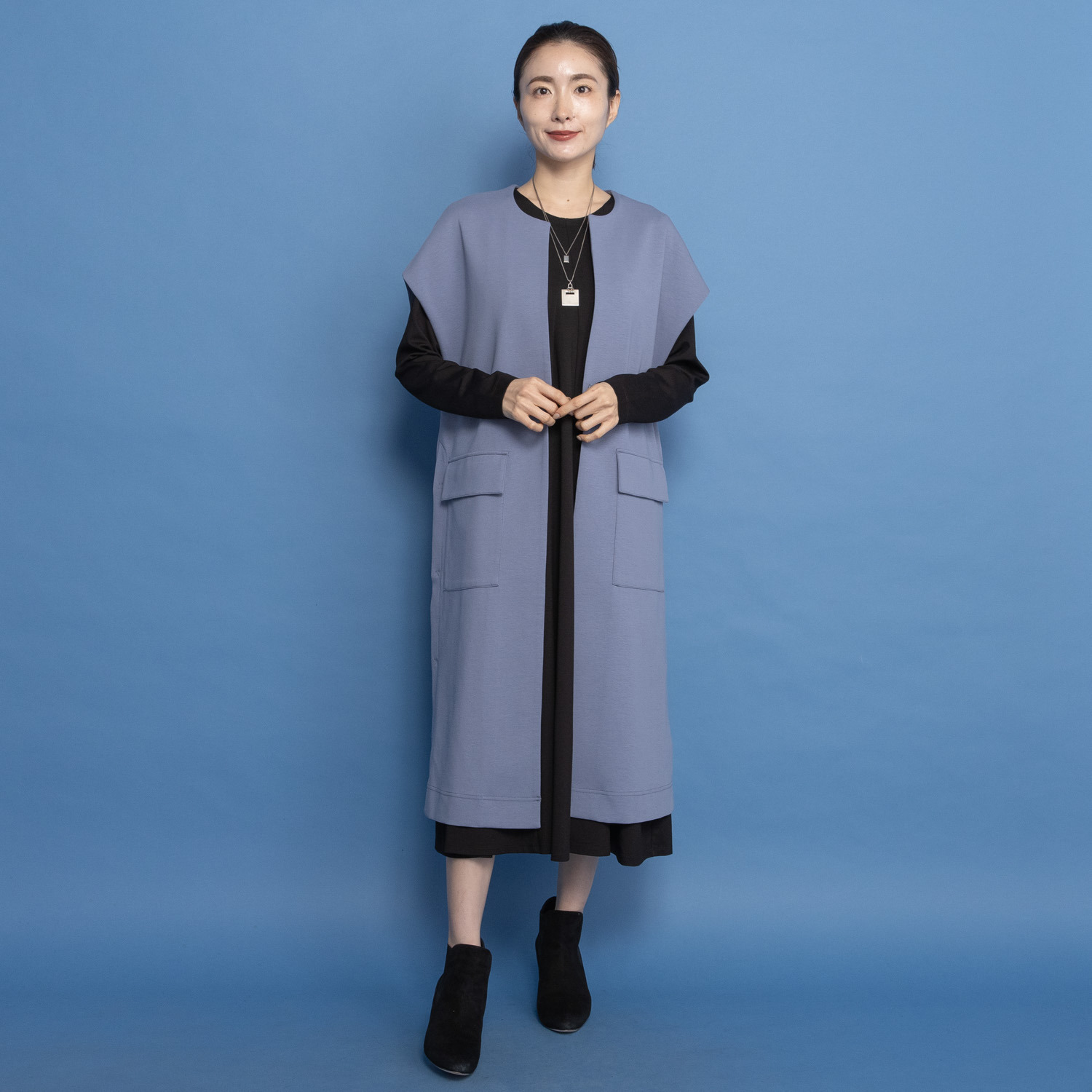 ヤエアジュテ 羽織り感覚で 装い軽やか デザインロングベスト