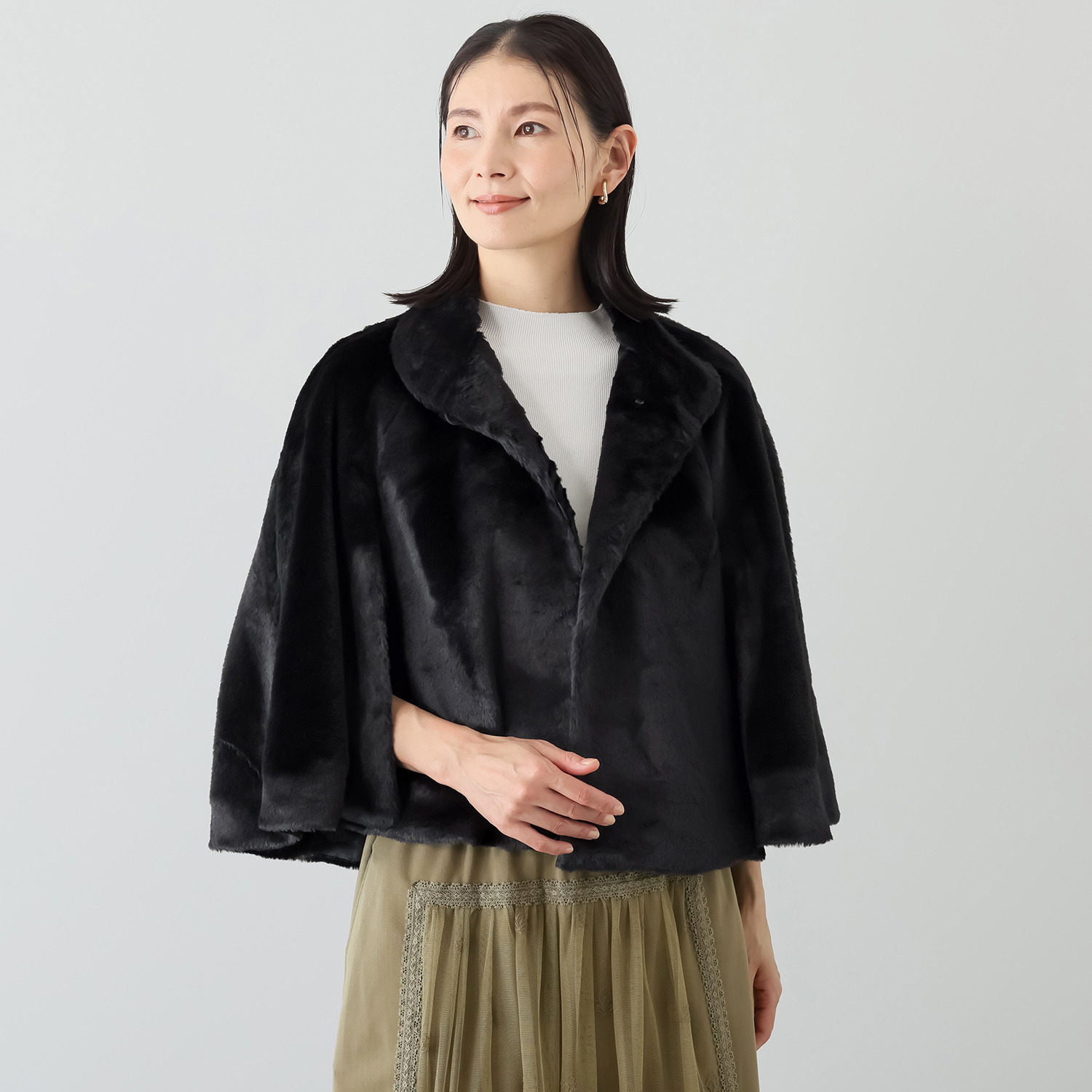 キョウコ　ヒガ 冬の街で目を惹く 艶やかな光沢の エコファー ケープコート