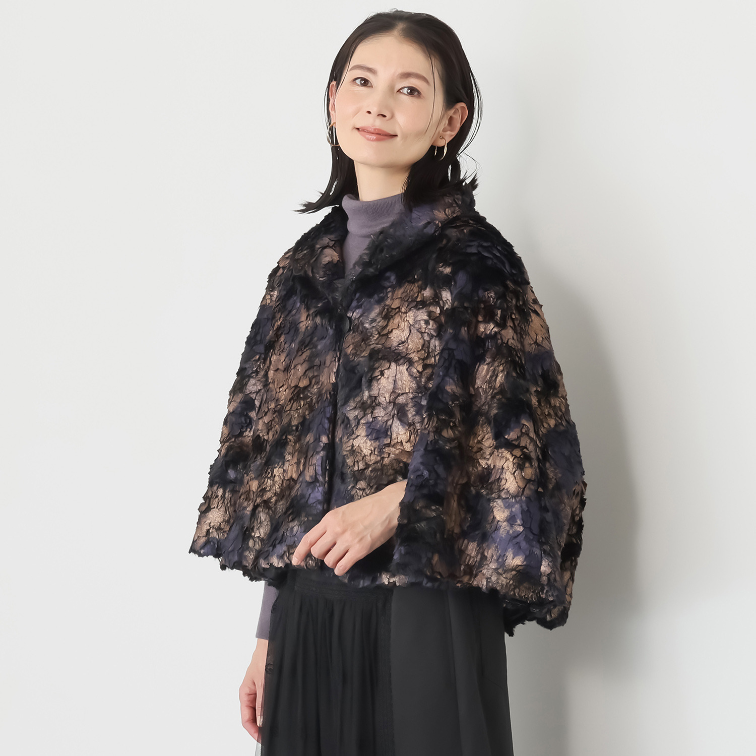 キョウコ　ヒガ 冬の街で目を惹く 艶やかな光沢の エコファー ケープコート