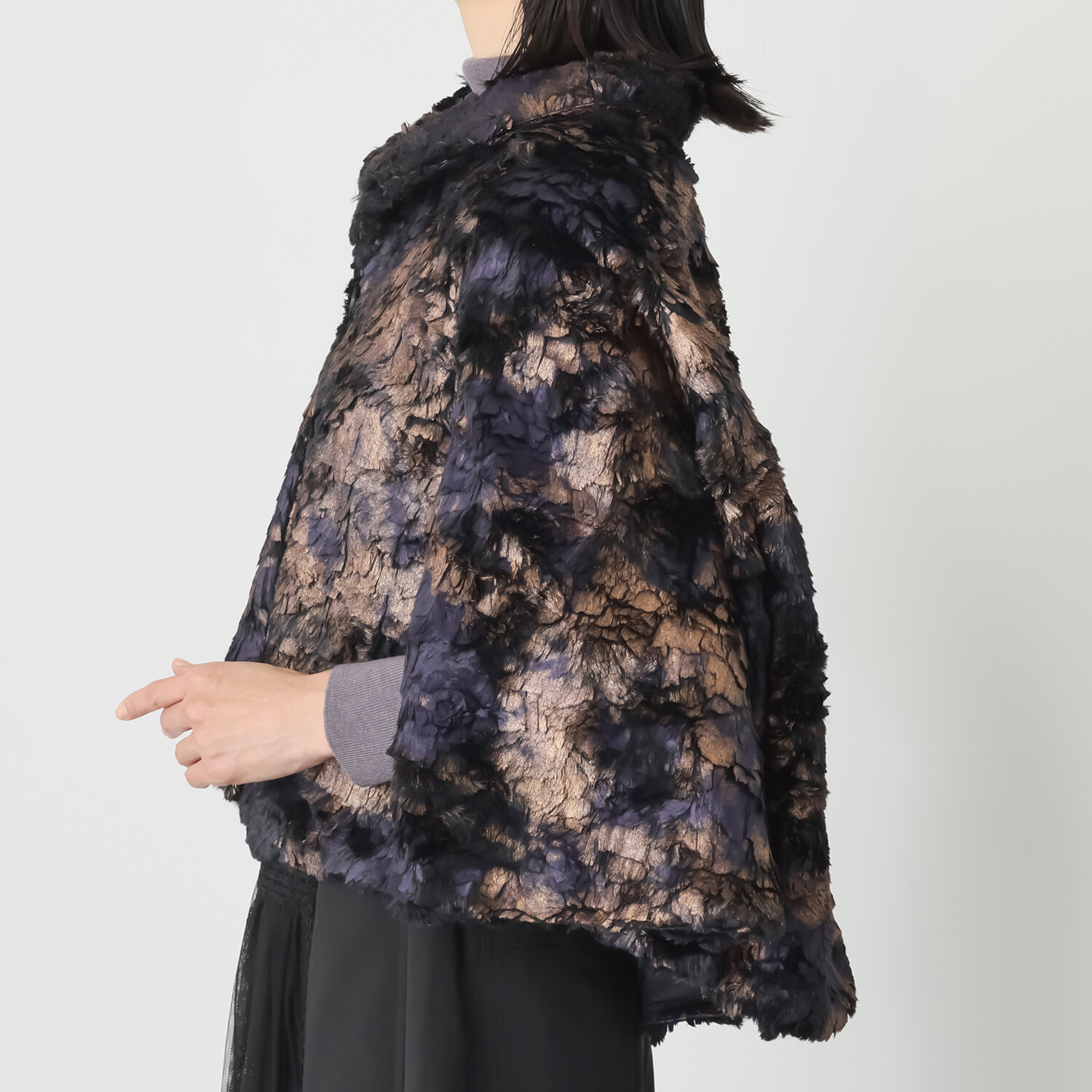 キョウコ　ヒガ 冬の街で目を惹く 艶やかな光沢の エコファー ケープコート