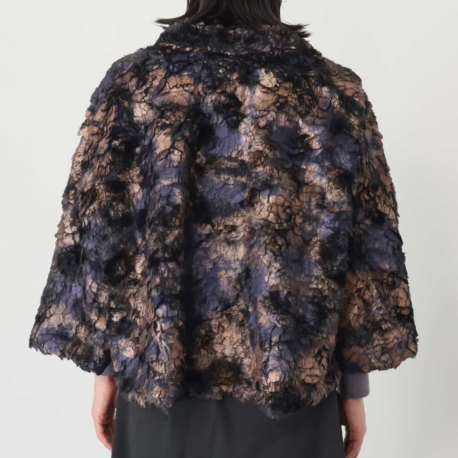 キョウコ　ヒガ 冬の街で目を惹く 艶やかな光沢の エコファー ケープコート