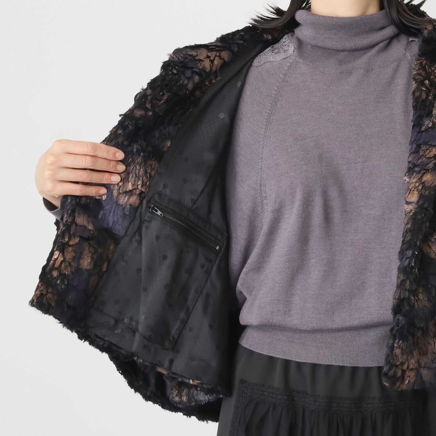 キョウコ　ヒガ 冬の街で目を惹く 艶やかな光沢の エコファー ケープコート