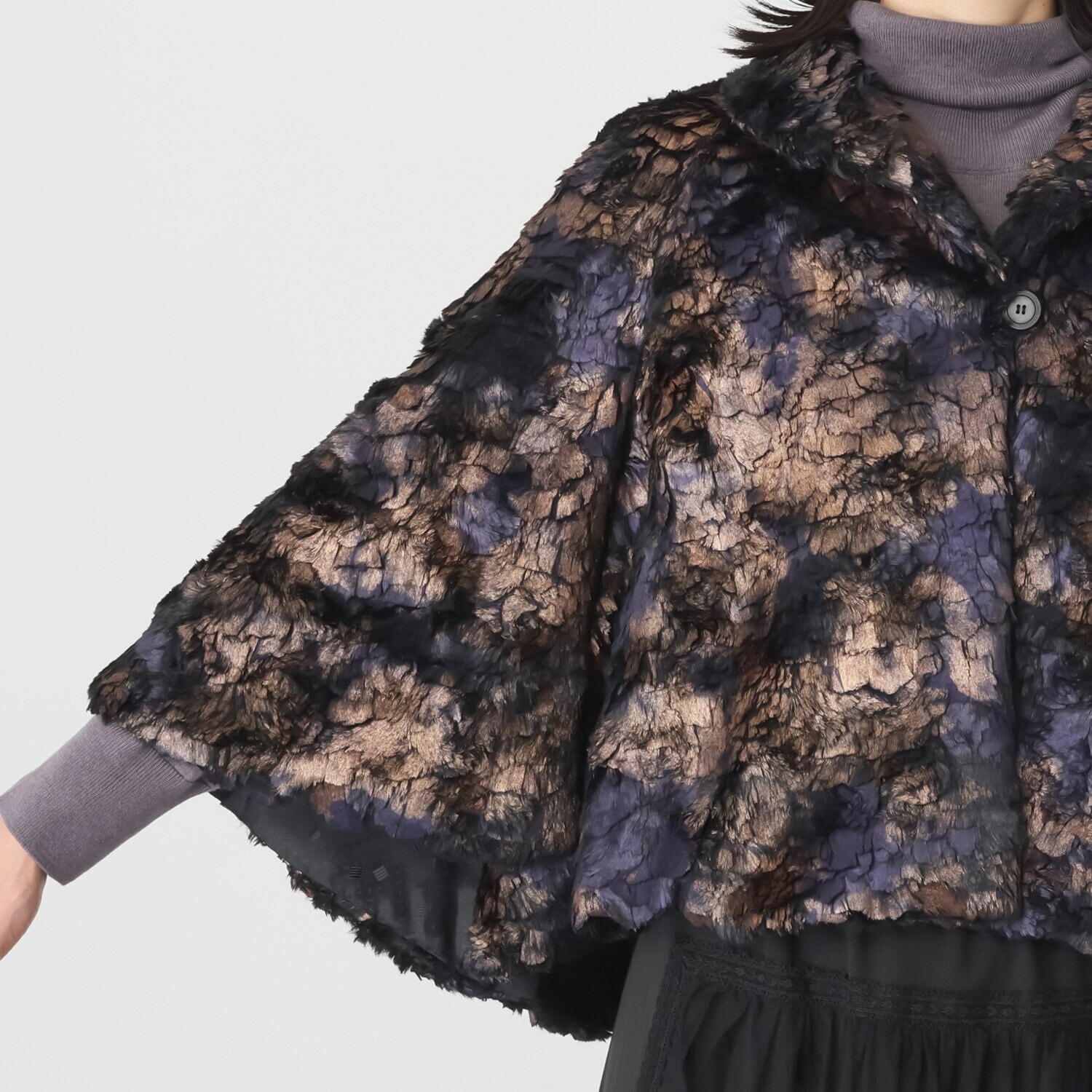 キョウコ　ヒガ 冬の街で目を惹く 艶やかな光沢の エコファー ケープコート