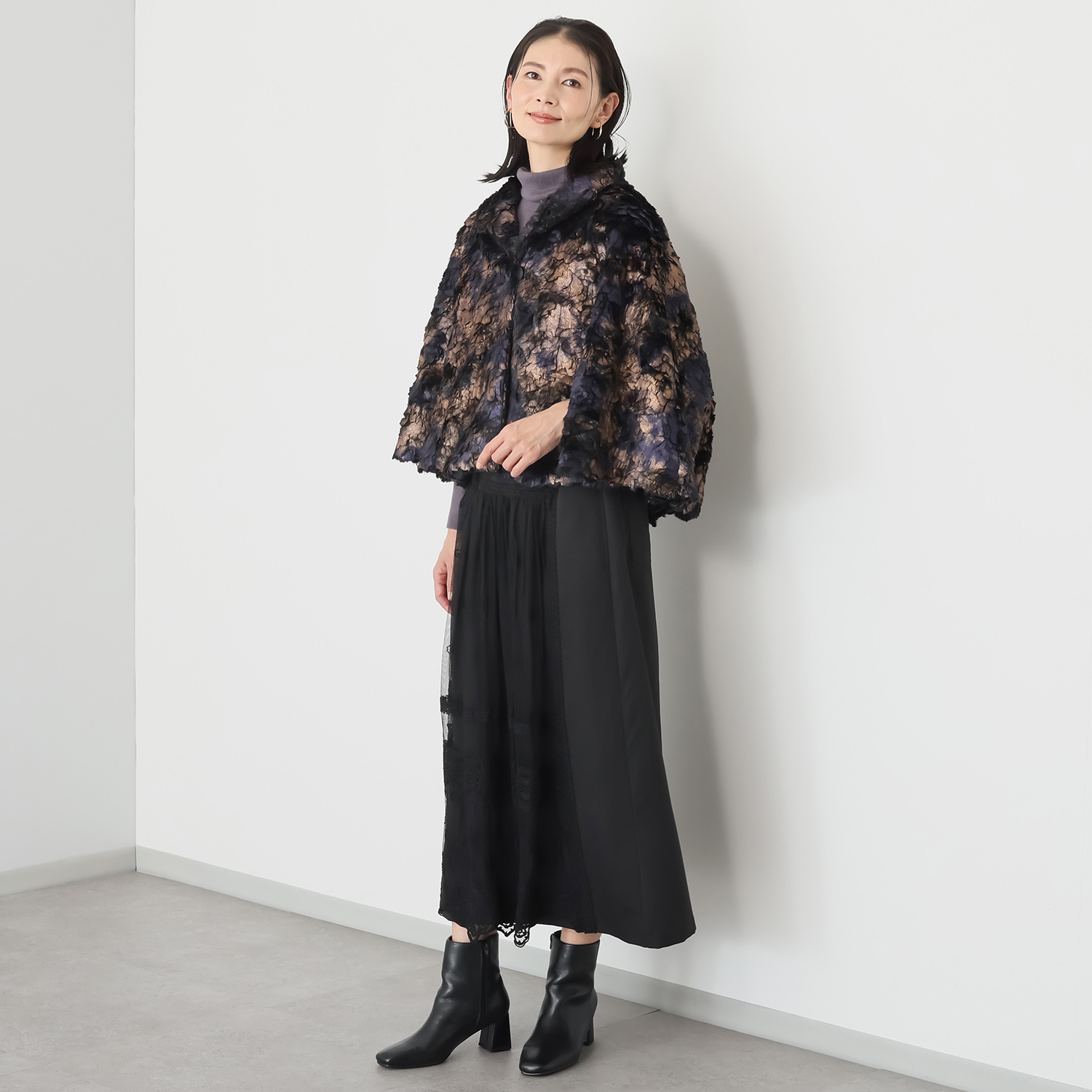 キョウコ　ヒガ 冬の街で目を惹く 艶やかな光沢の エコファー ケープコート