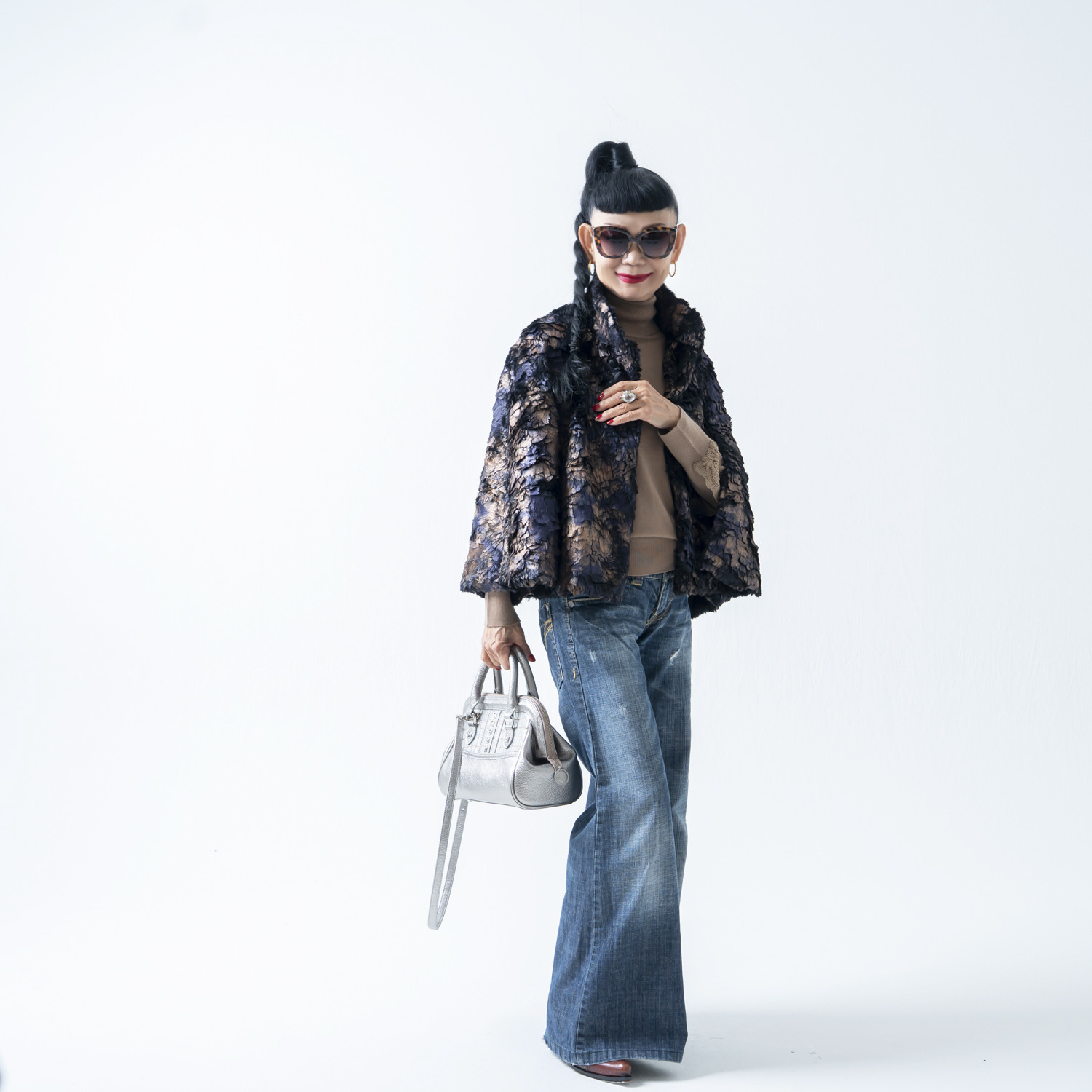 キョウコ　ヒガ 冬の街で目を惹く 艶やかな光沢の エコファー ケープコート