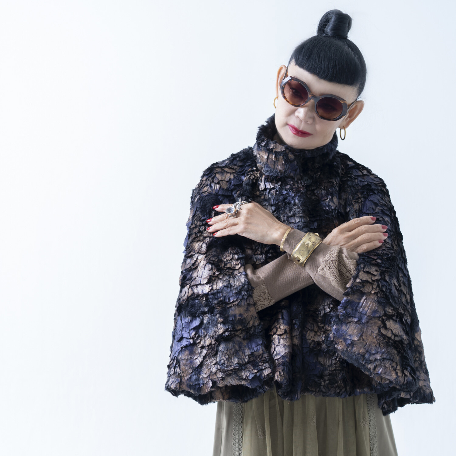 キョウコ　ヒガ 冬の街で目を惹く 艶やかな光沢の エコファー ケープコート