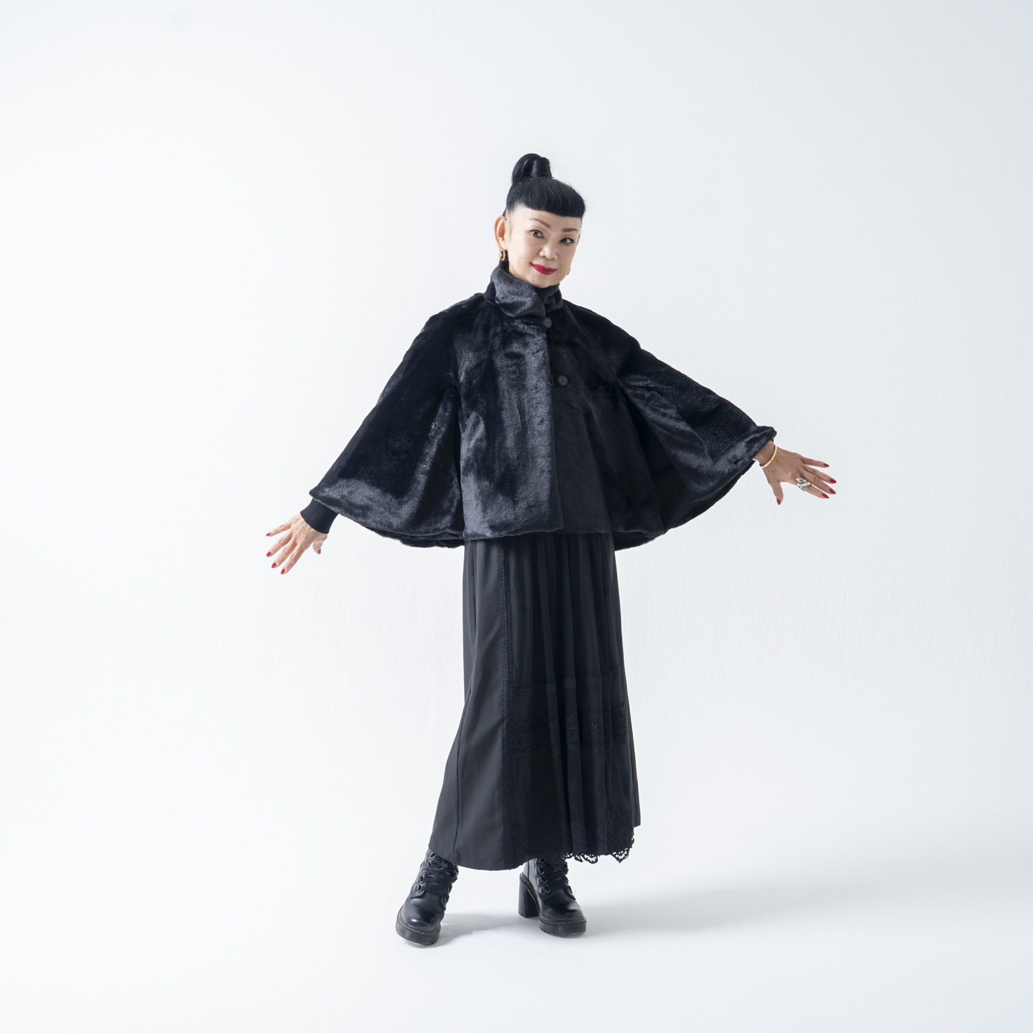 キョウコ　ヒガ 冬の街で目を惹く 艶やかな光沢の エコファー ケープコート