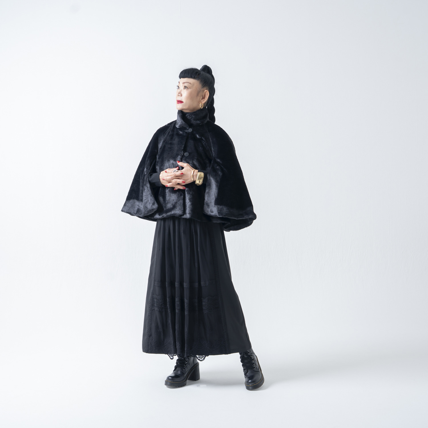 キョウコ　ヒガ 冬の街で目を惹く 艶やかな光沢の エコファー ケープコート
