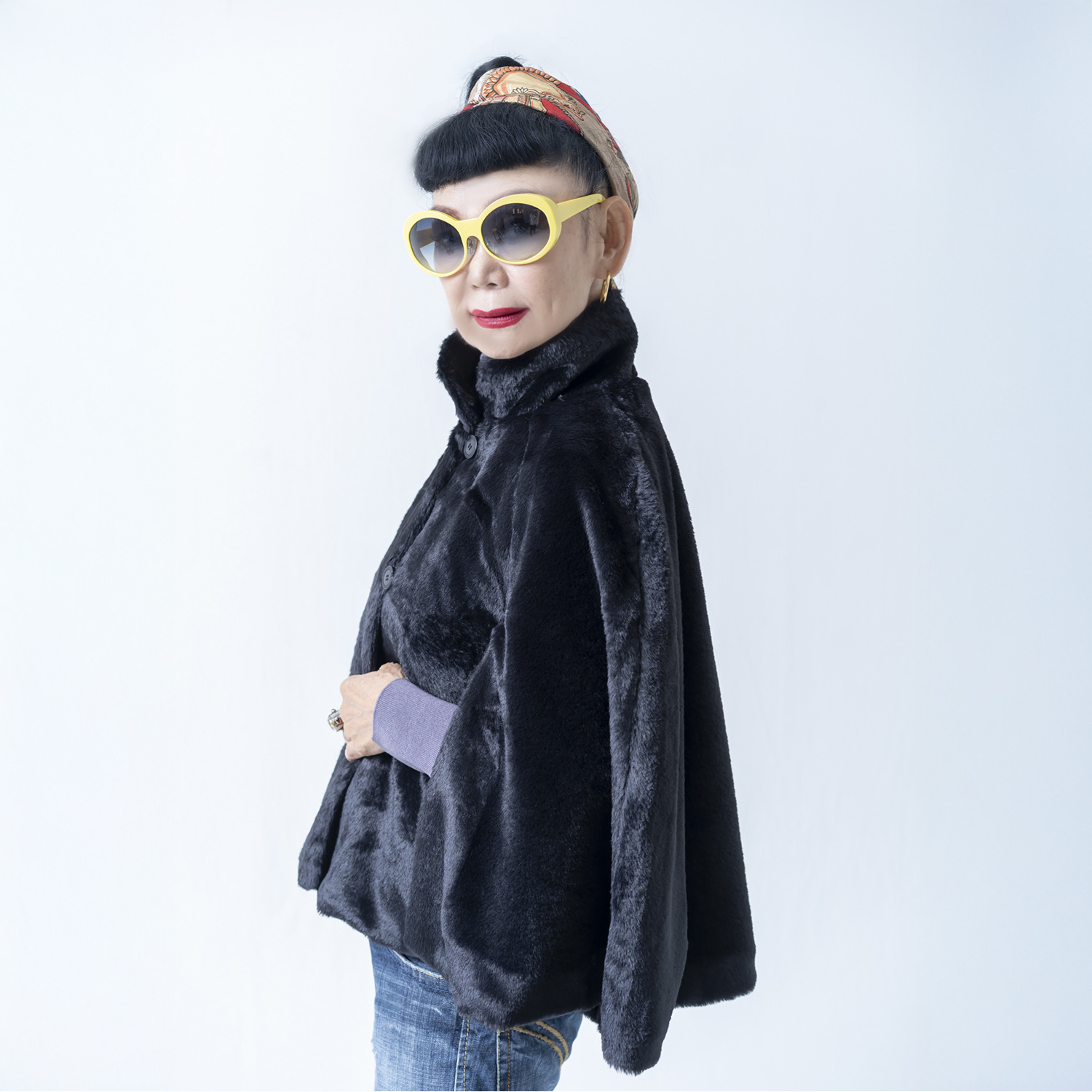 キョウコ　ヒガ 冬の街で目を惹く 艶やかな光沢の エコファー ケープコート