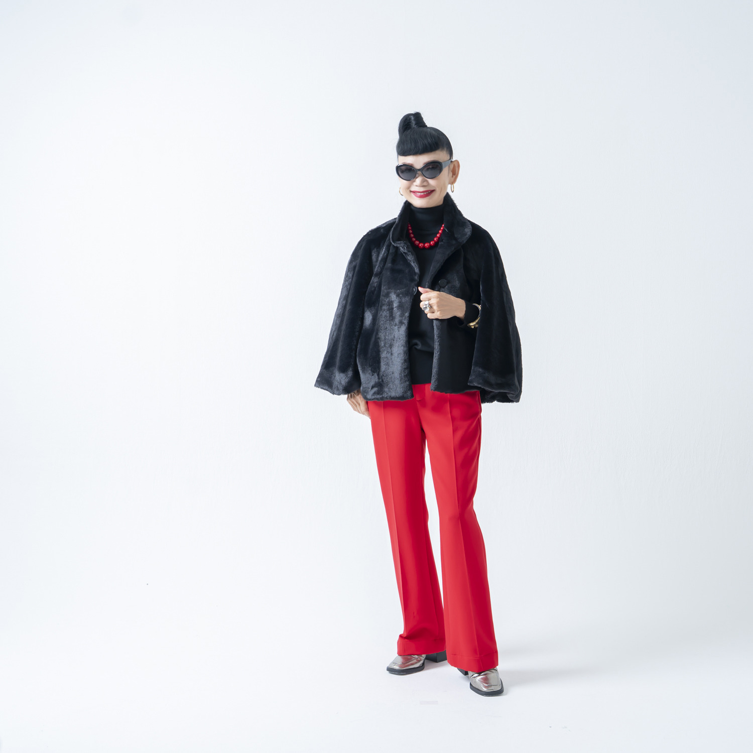 キョウコ　ヒガ 冬の街で目を惹く 艶やかな光沢の エコファー ケープコート