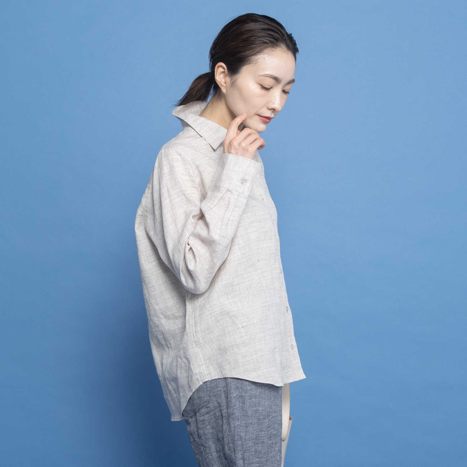 レア　ジェム リネントップ素材を 爽やかに涼やかに装う 上質シンプルブラウス