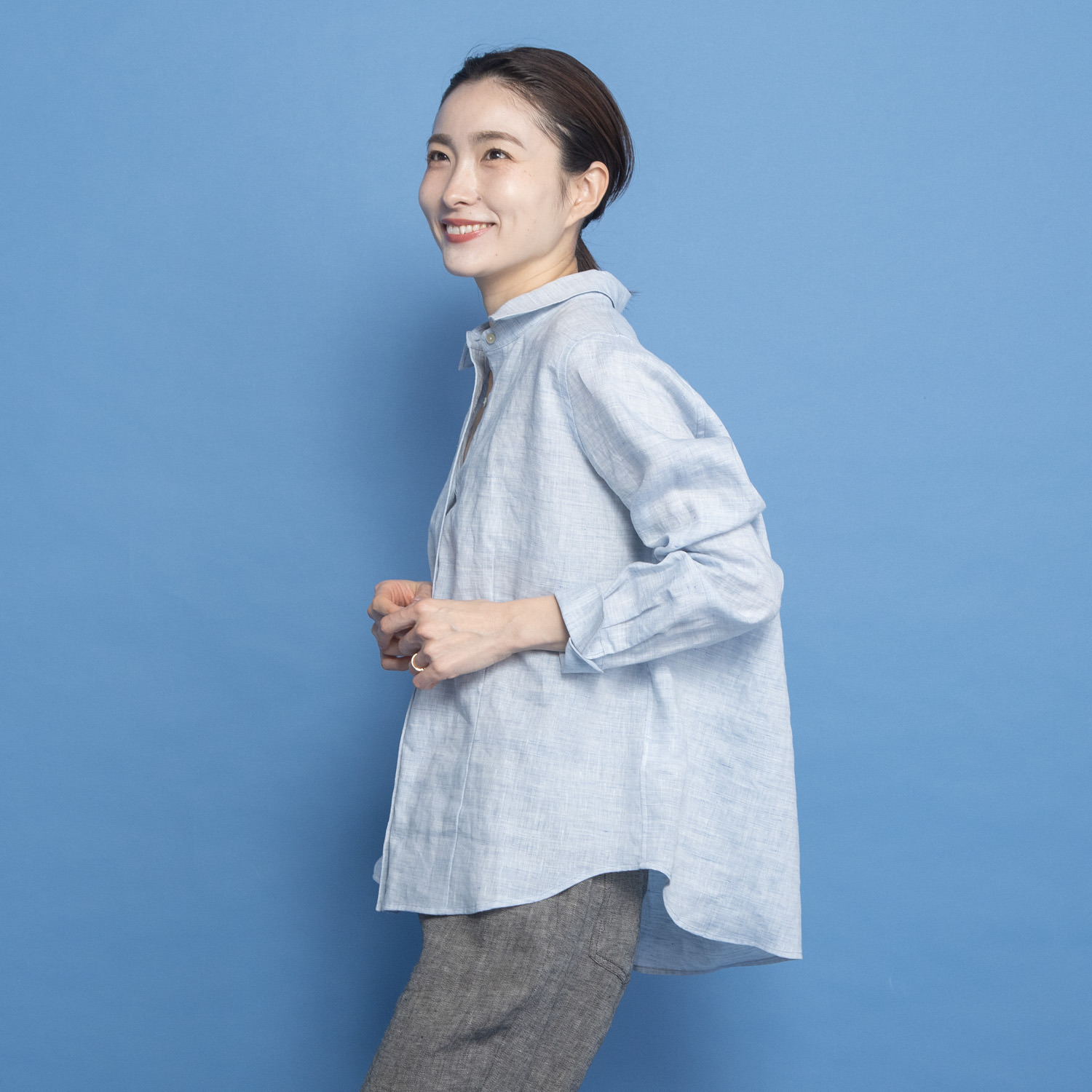 レア　ジェム リネントップ素材を 爽やかに涼やかに装う 上質シンプルブラウス