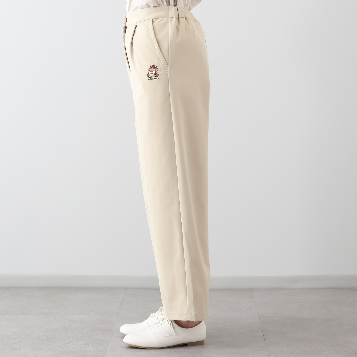 テディベア ワンポイントアクセント テディベア刺しゅう タックパンツ