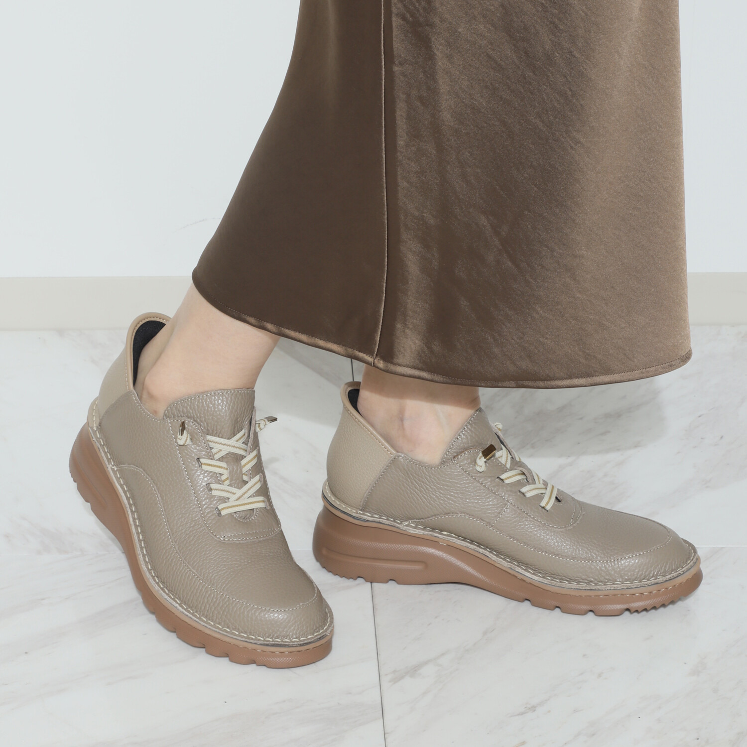 ＪＳハートレーベル ＜日本製＞はっ水レザー ワンツーゴーで着脱楽ちん ４Ｅ軽量スニーカー