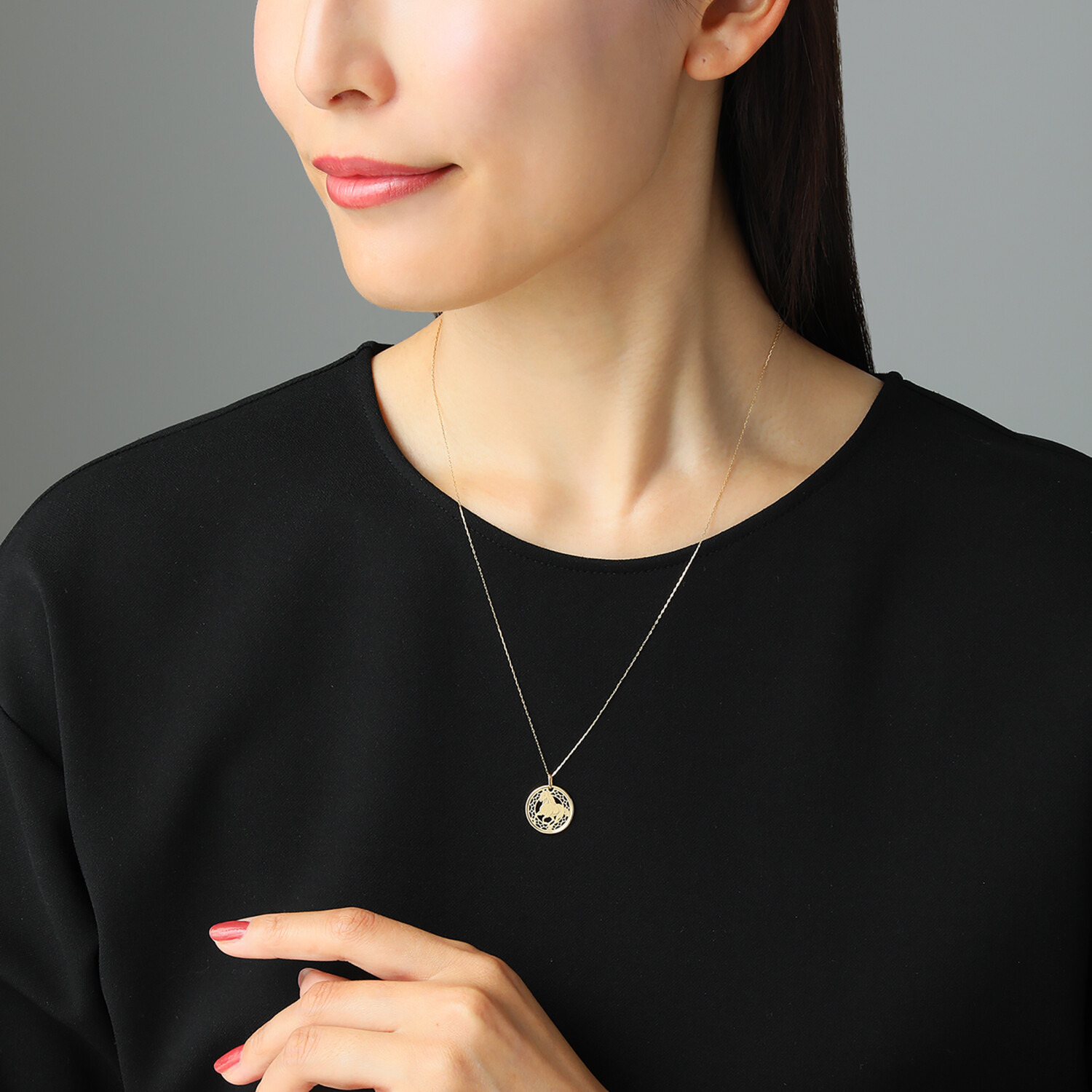 響美 １８Ｋ 午　光輪 コイン型ペンダントトップ ＜М＞