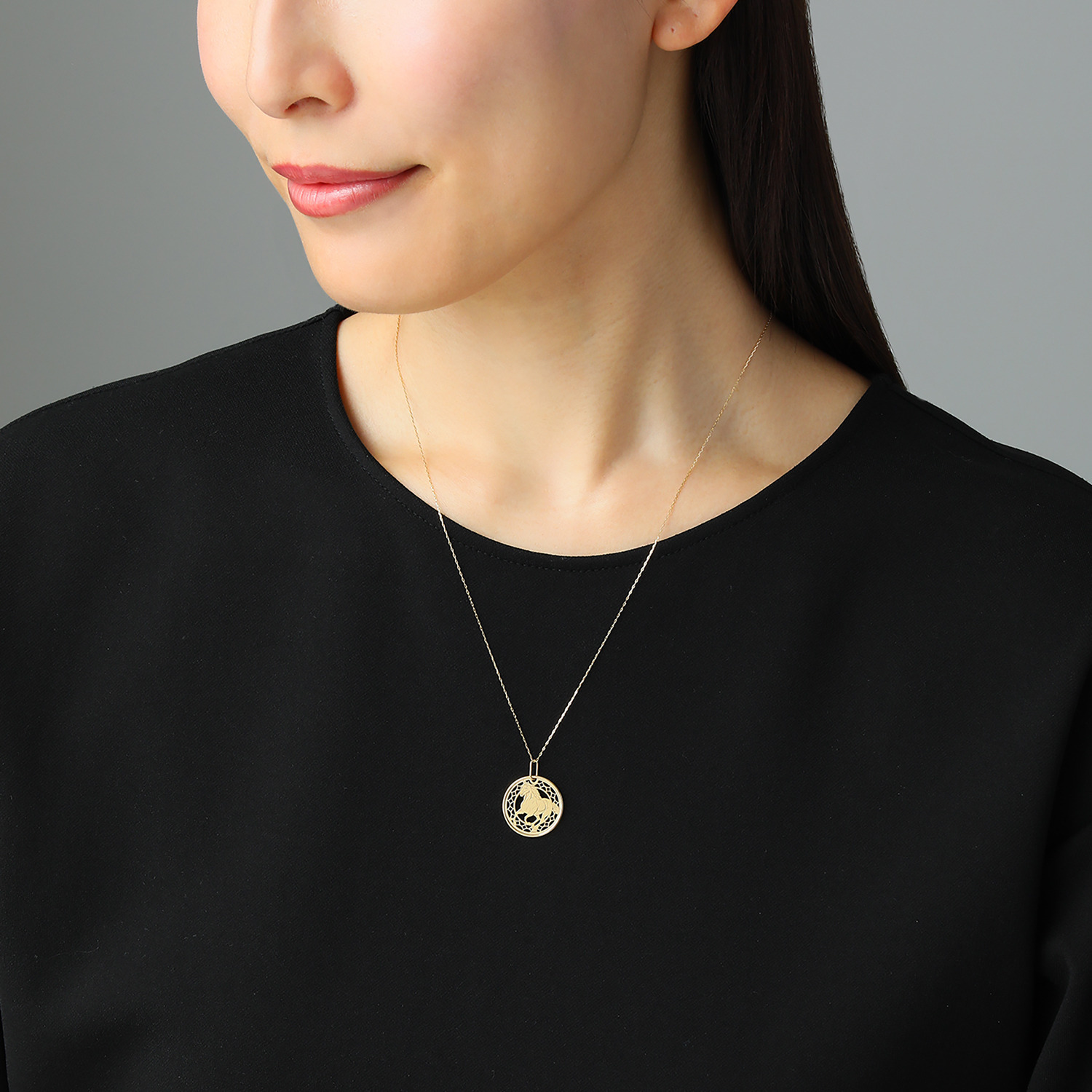 響美 １８Ｋ 午　光輪 コイン型ペンダントトップ ＜Ｌ＞