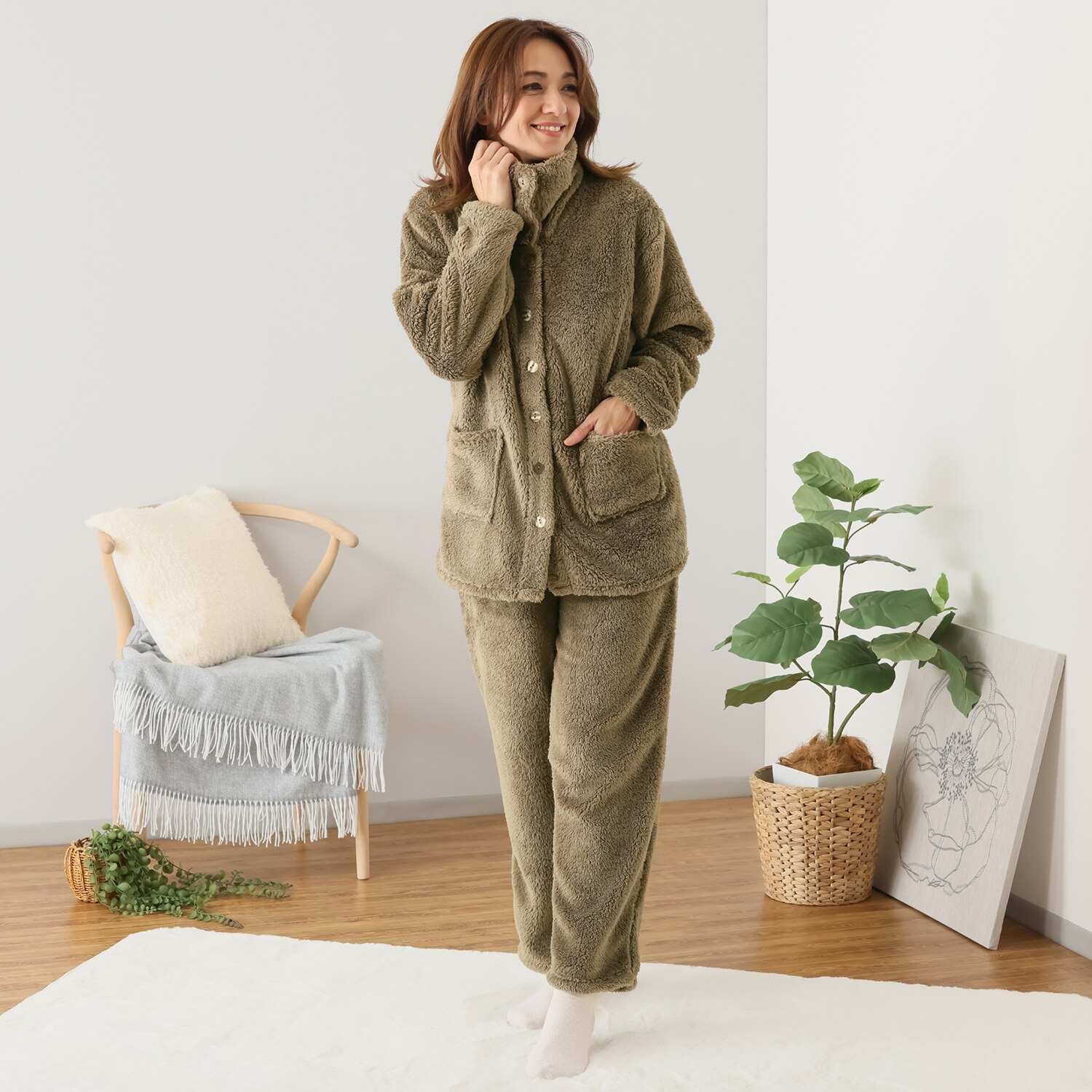 軽くてふわふわで あったか！ マイクロファー カイロポケット付 ハイネックパジャマ