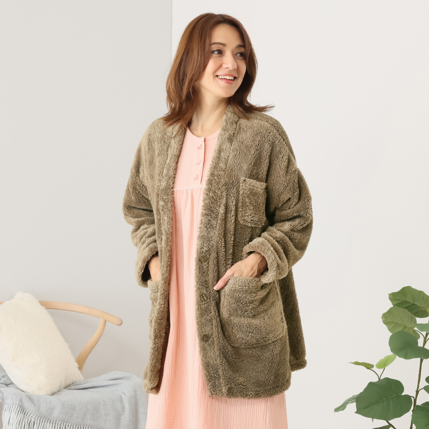 軽くてふわふわで あったか！ マイクロファー めがねポケット付 Ｖ開きガウン