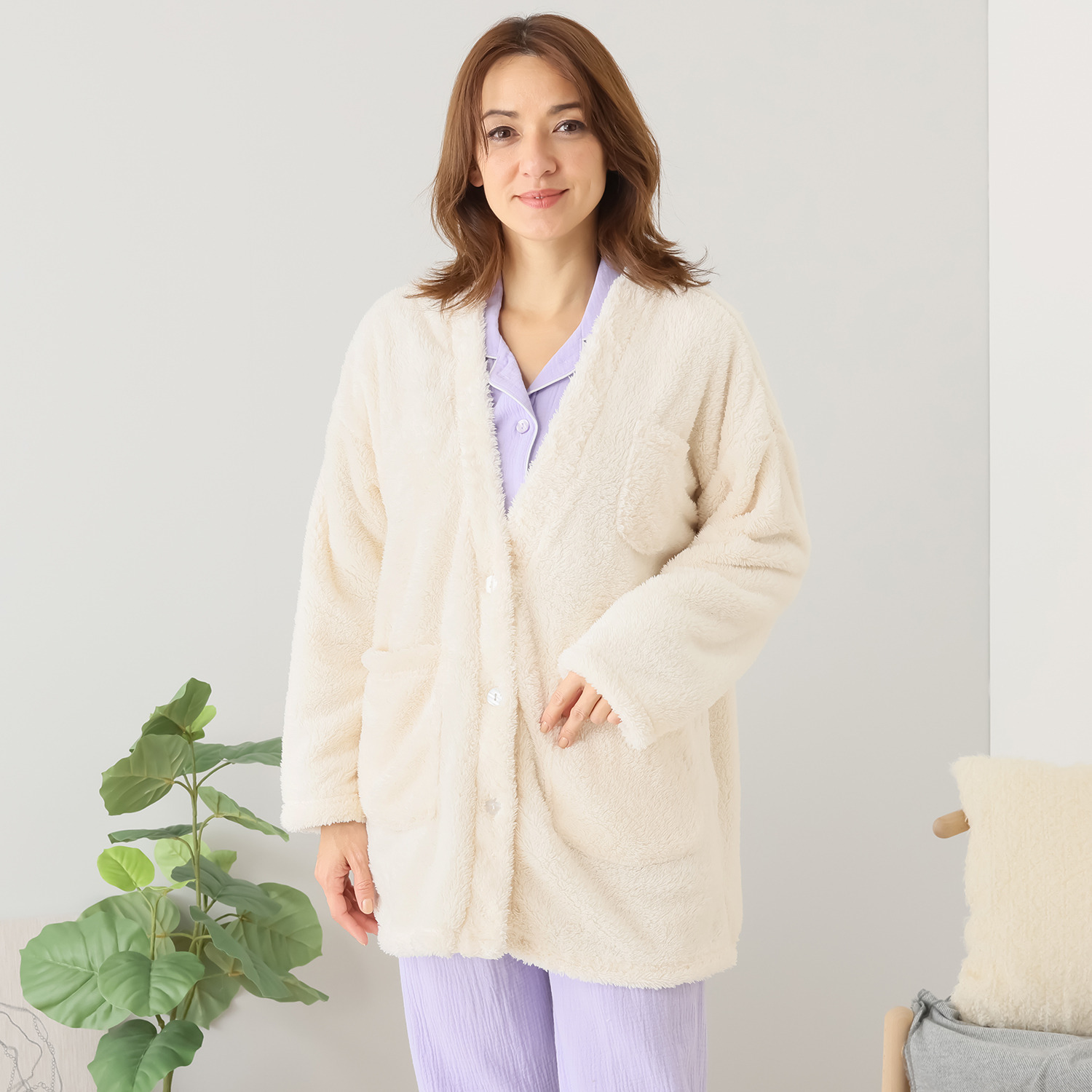 軽くてふわふわで あったか！ マイクロファー めがねポケット付 Ｖ開きガウン