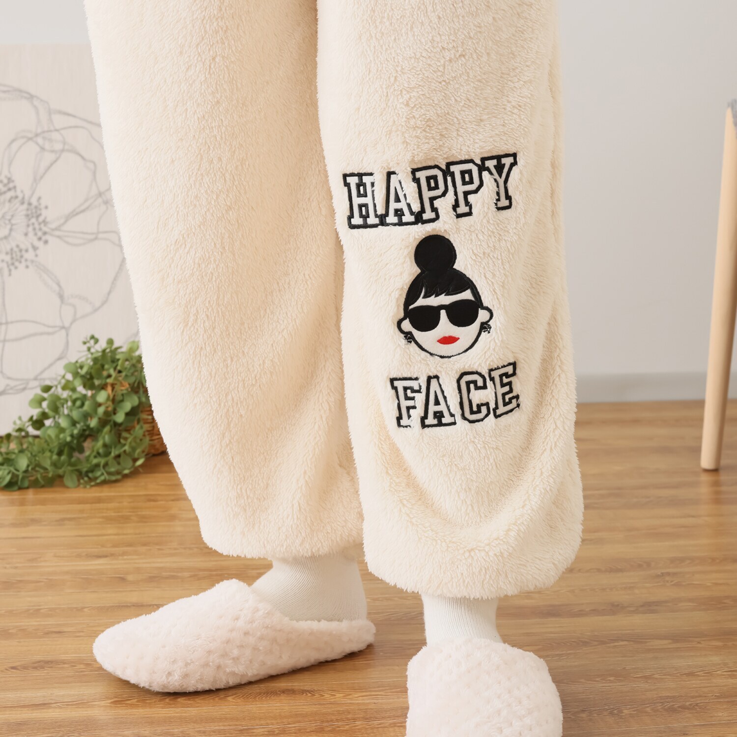 ハッピーフェイス 軽くてふわふわで あったか！マイクロファー ゆる楽ワイドボトム