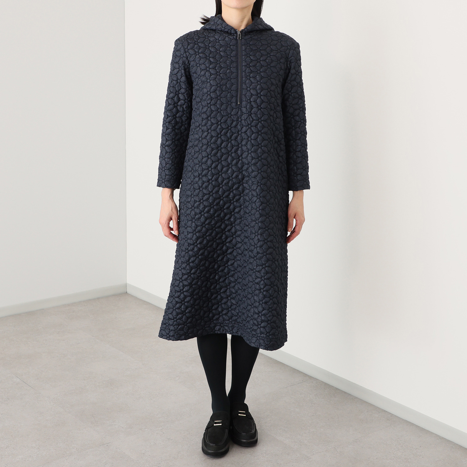 ミニマライズプラス 花柄ジャガードで 甘さもありつつ シャープに着こなせる 大人上品なワンピース