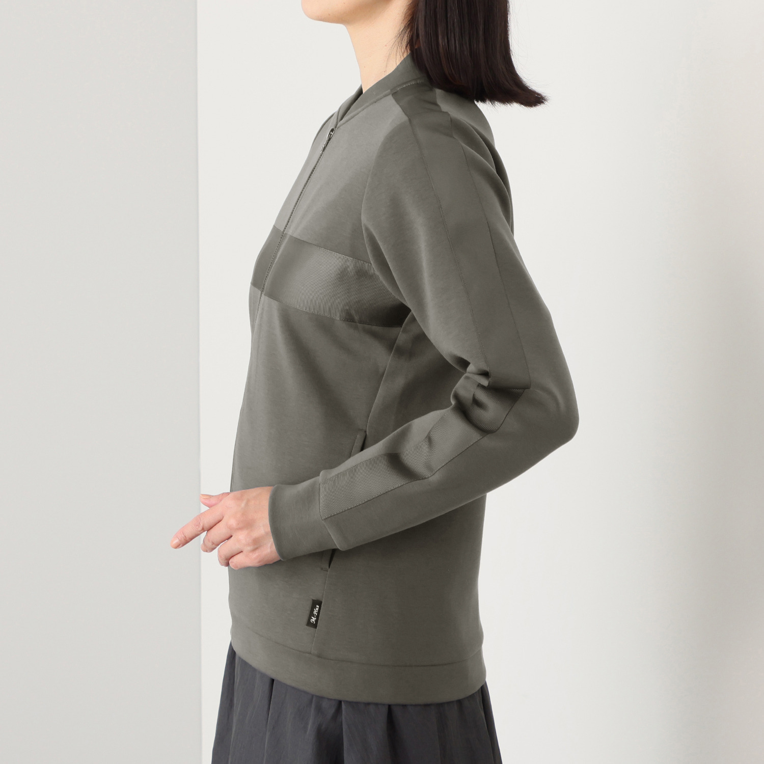 ミニマライズプラス カジュアルな装いにも エレガントな装いにも 羽織れば ちょっとクラス感が！ 大人上品なブルゾン