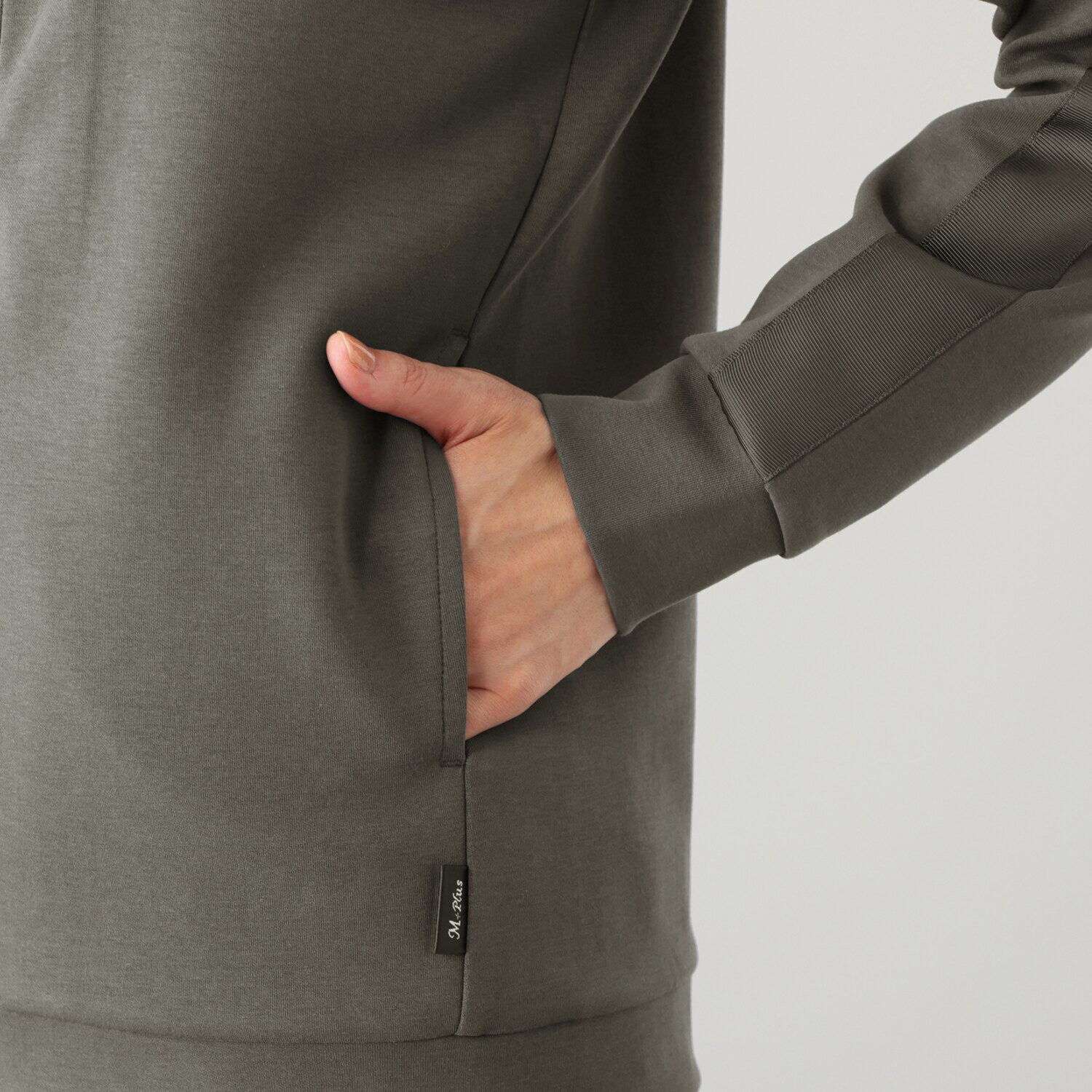 ミニマライズプラス カジュアルな装いにも エレガントな装いにも 羽織れば ちょっとクラス感が！ 大人上品なブルゾン