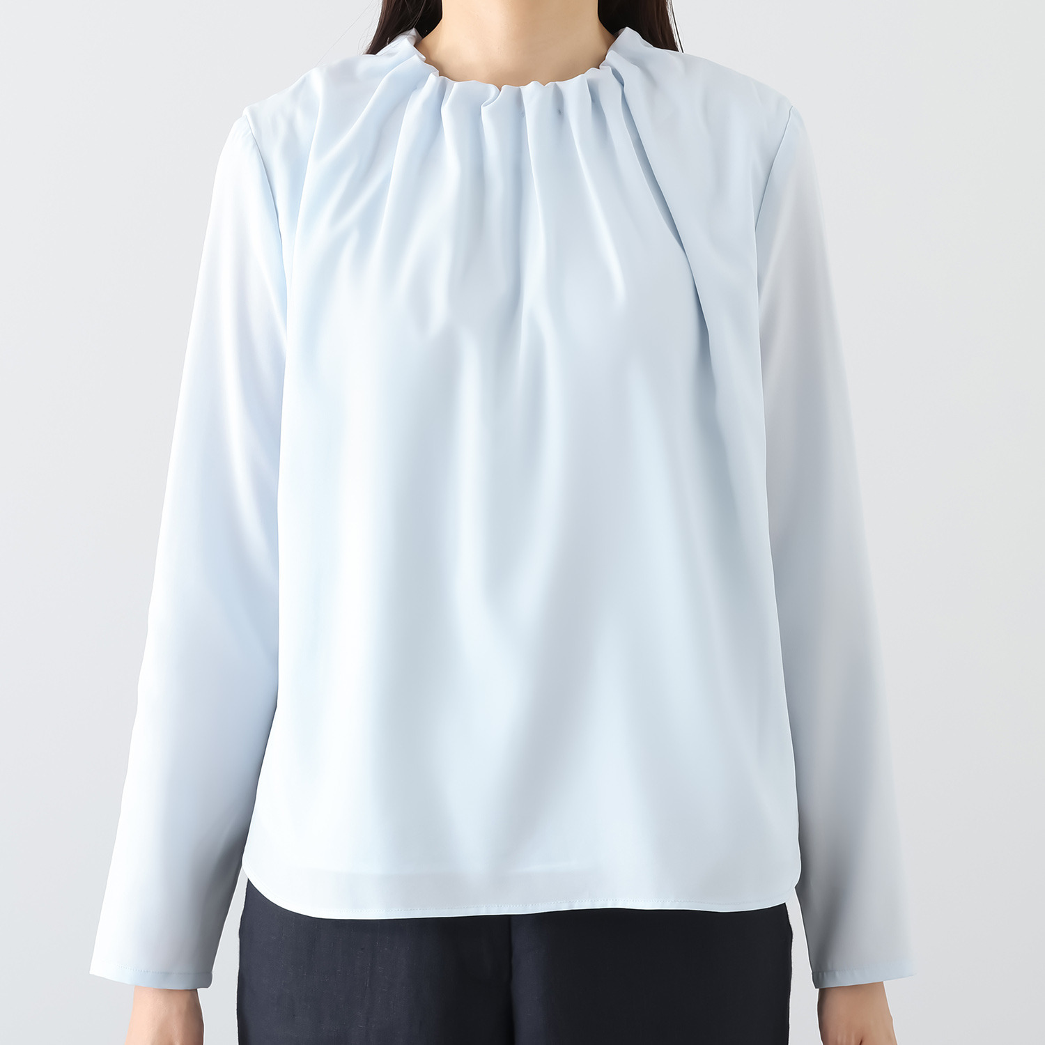 メリオン ふわっと軽やかで すべすべの肌触り リュクスに着映える ギャザーブラウス