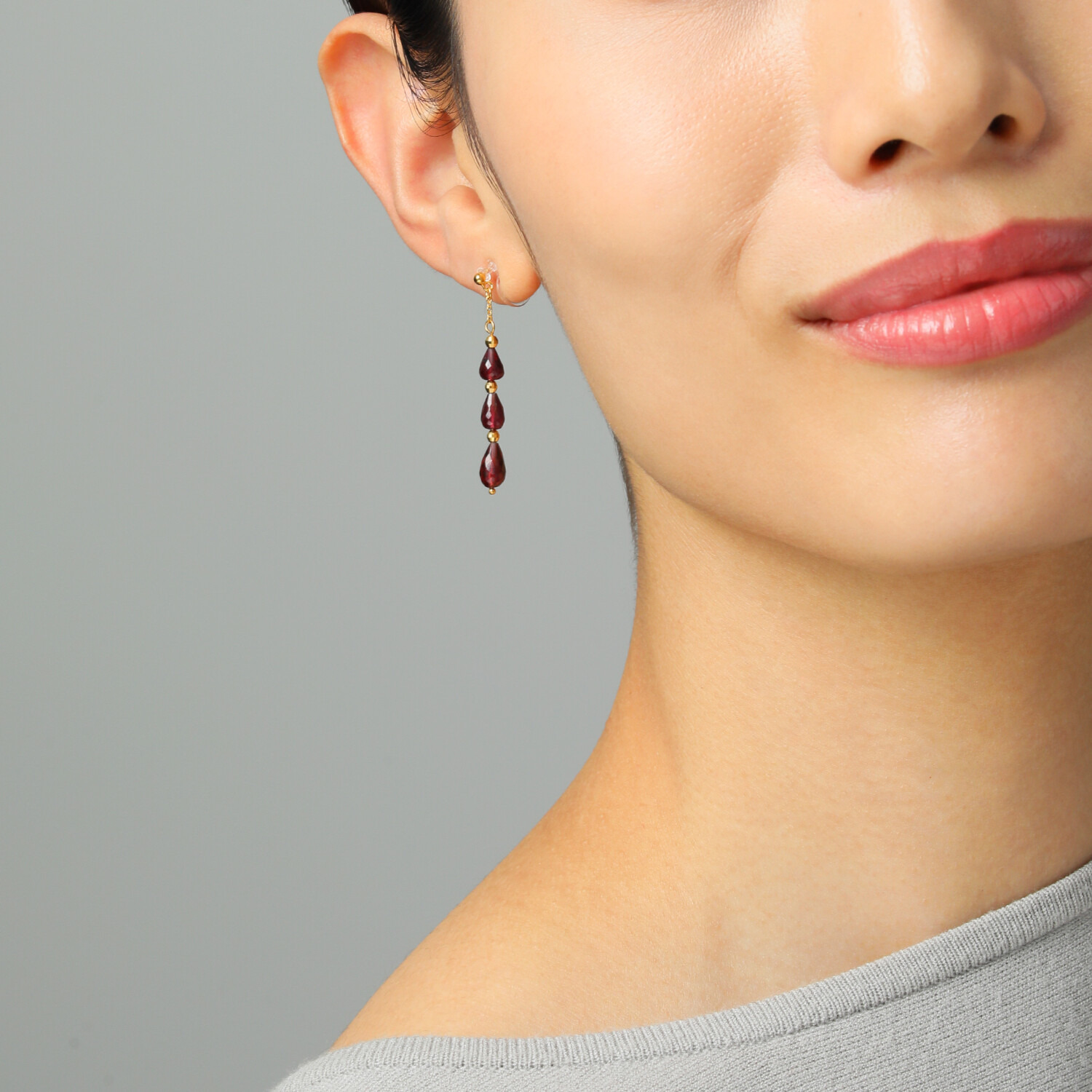 石友蔵出しコレクション ガーネット ドロップシェイプ イヤークリップ／ピアス