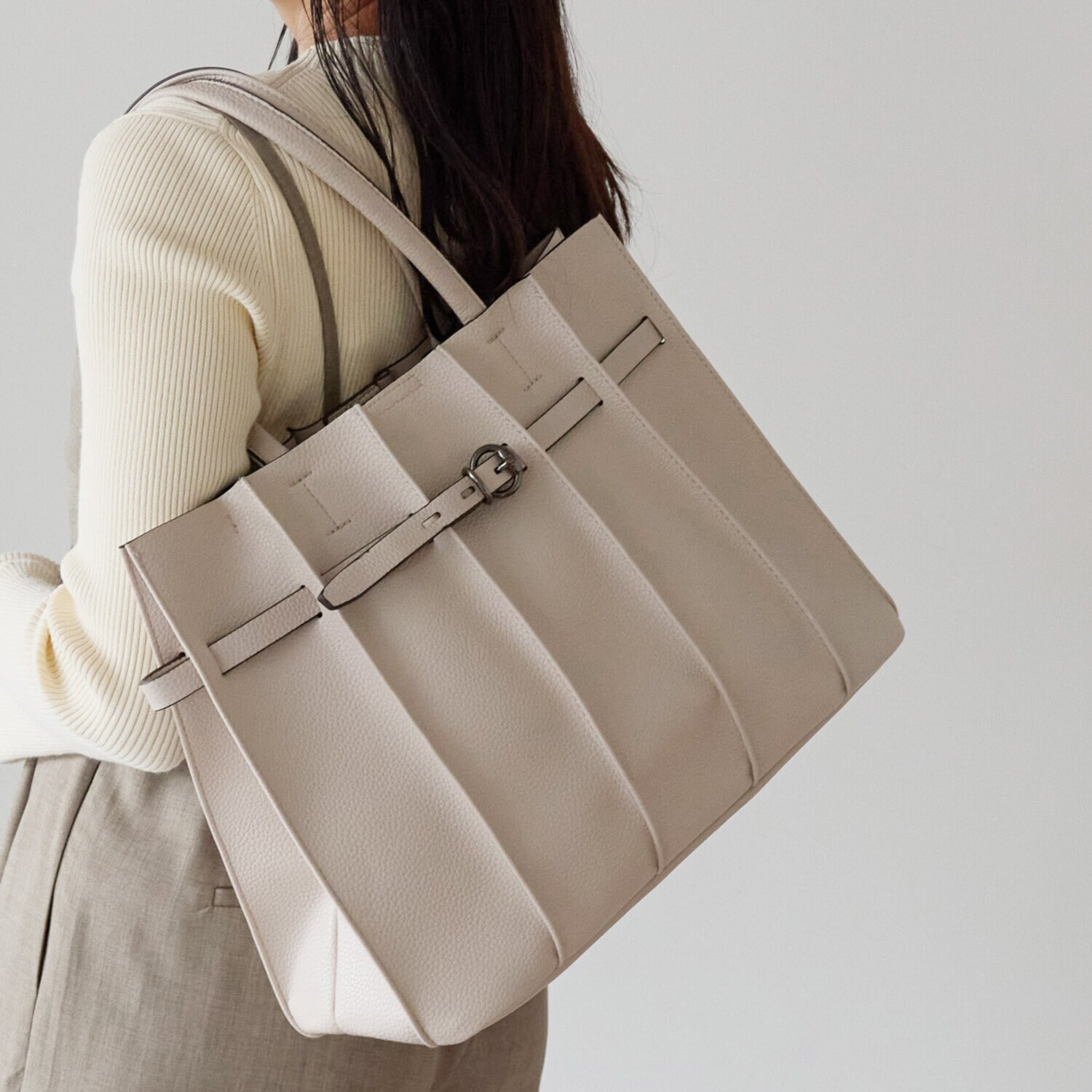 グッシオイタリー 軽量プリーツデザイン ベルトモティーフ トートバッグ