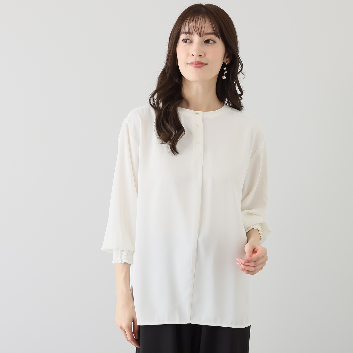 スタイル・ラヴィー バンドカラー 袖シャーリング カフスアクセント チュニックブラウス