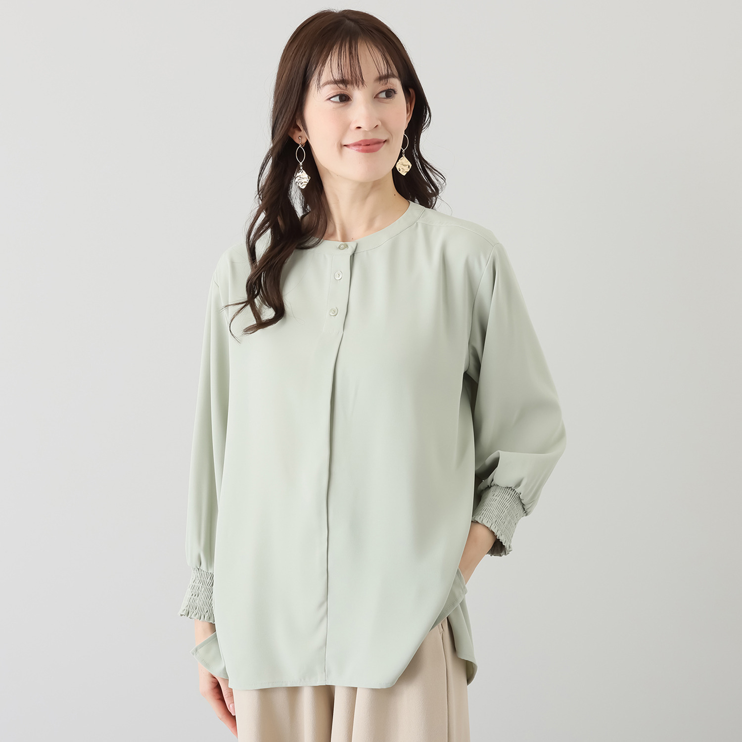 スタイル・ラヴィー バンドカラー 袖シャーリング カフスアクセント チュニックブラウス