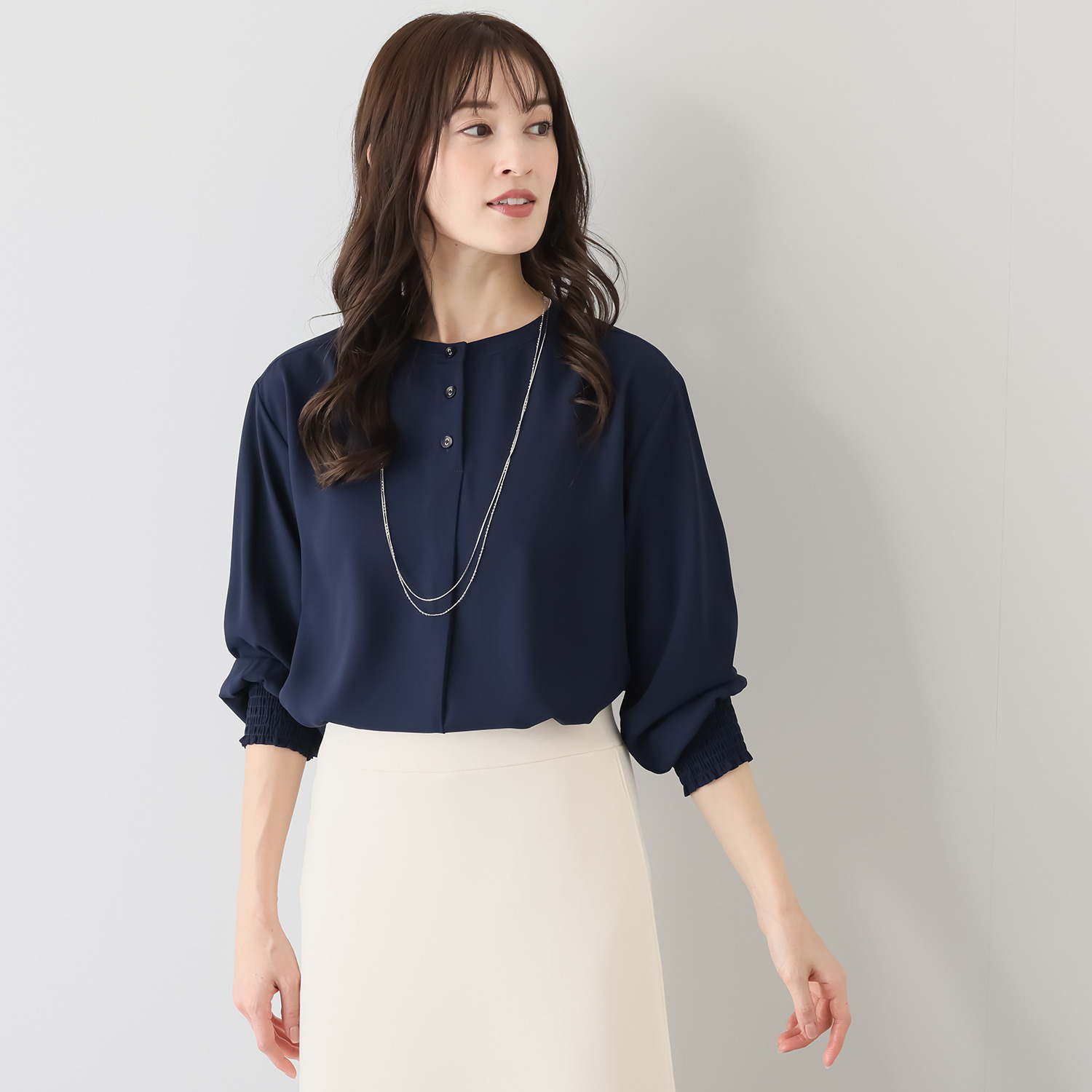 スタイル・ラヴィー バンドカラー 袖シャーリング カフスアクセント チュニックブラウス