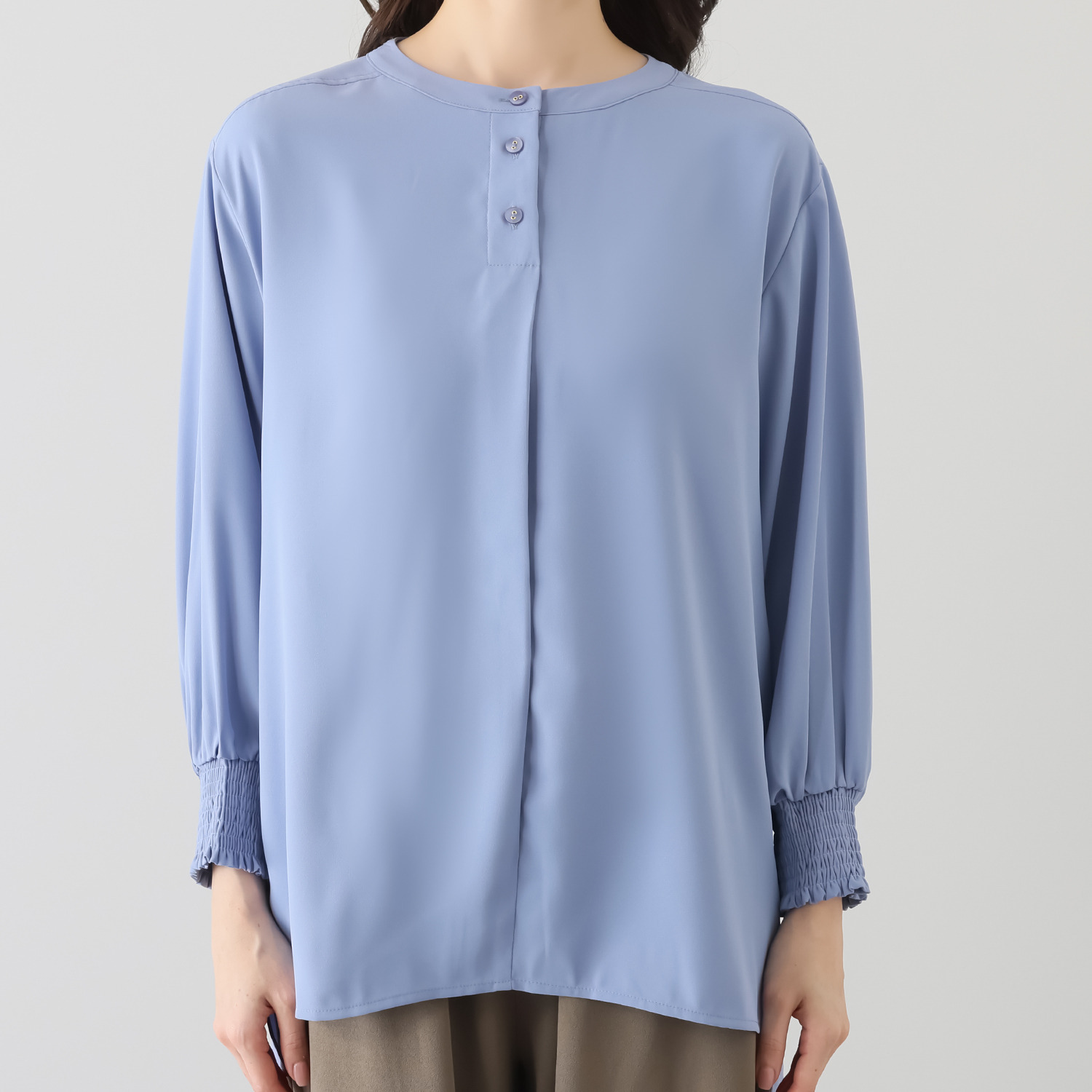 スタイル・ラヴィー バンドカラー 袖シャーリング カフスアクセント チュニックブラウス