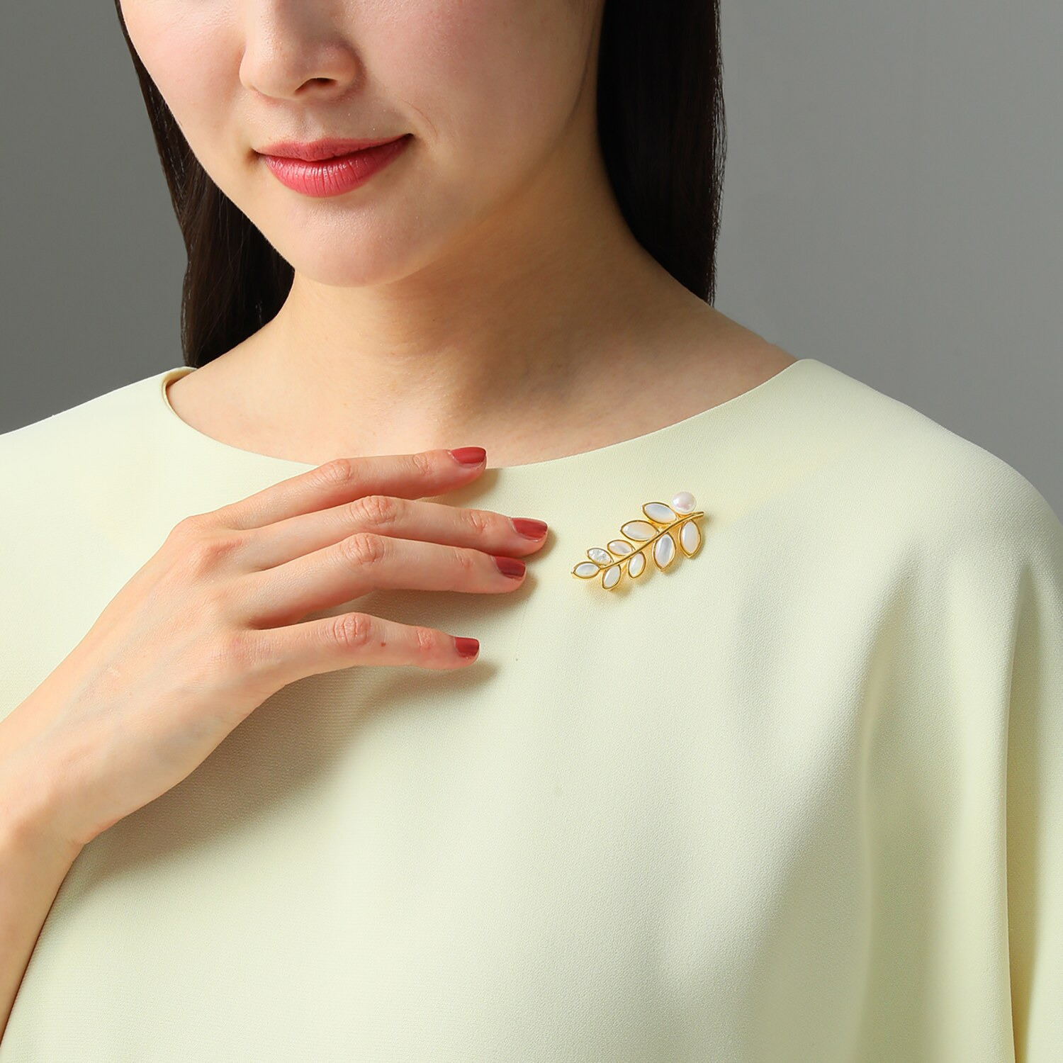 グランシフォレ 淡水パール＆ シェル リーフモティーフ ブローチ