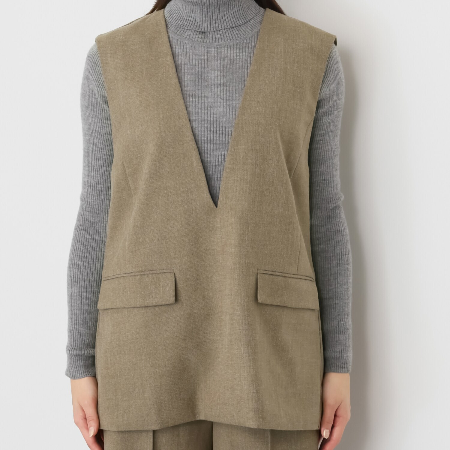 ミューリエ 紳士ディテールが ハンサムに格上げ プルオーバーベスト