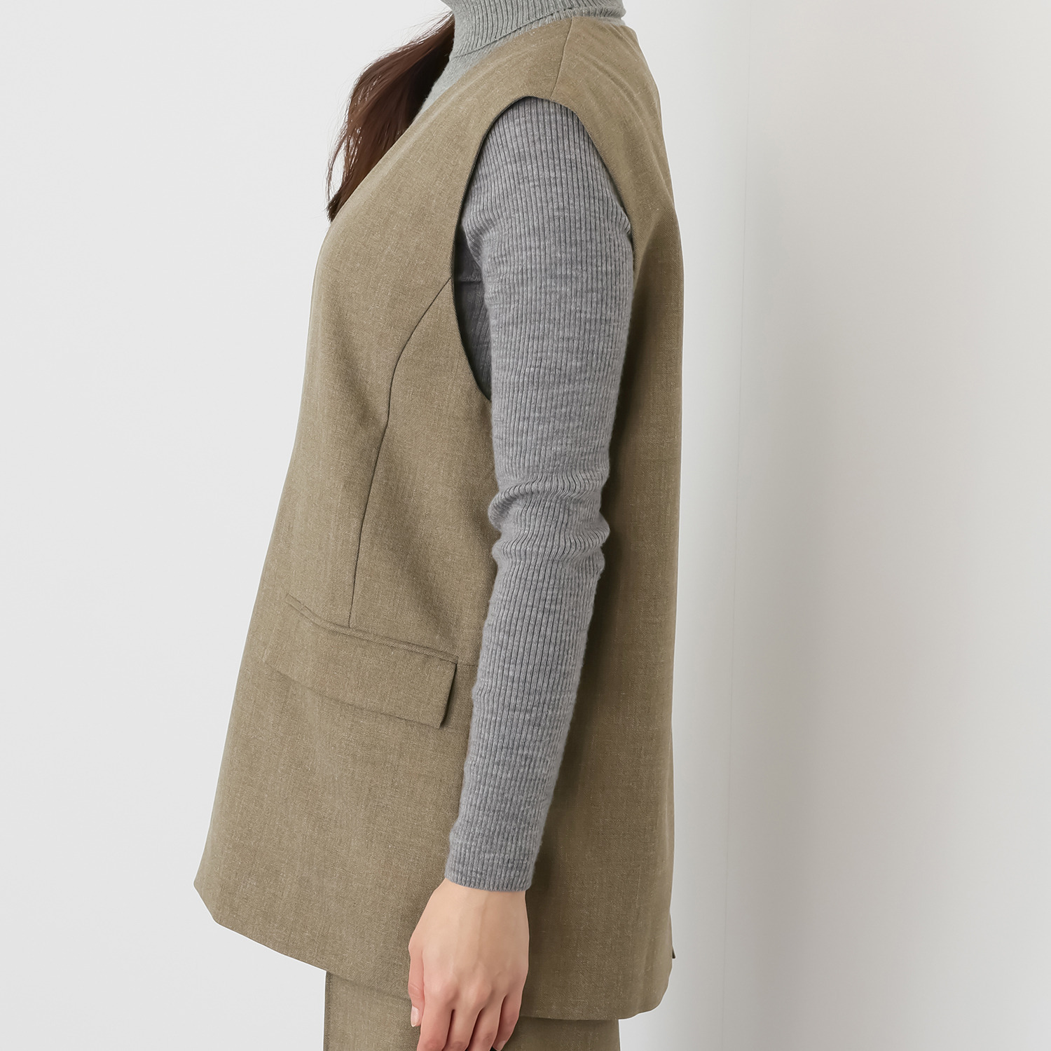 ミューリエ 紳士ディテールが ハンサムに格上げ プルオーバーベスト