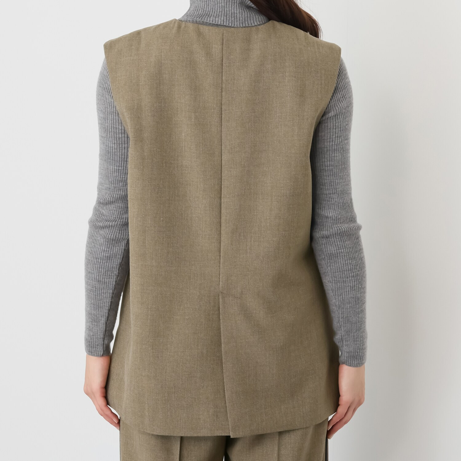 ミューリエ 紳士ディテールが ハンサムに格上げ プルオーバーベスト