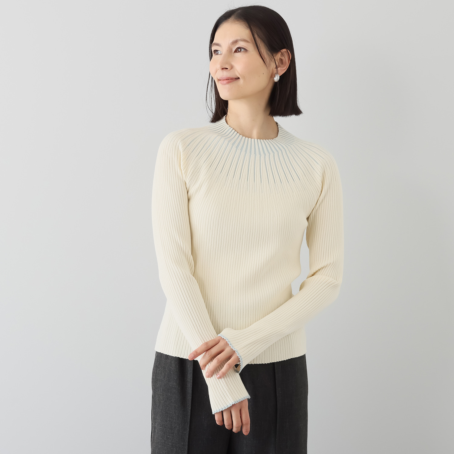 ミューリエ 白鳥ラインを描く “スワンネック”で優雅に 配色ニットプルオーバー
