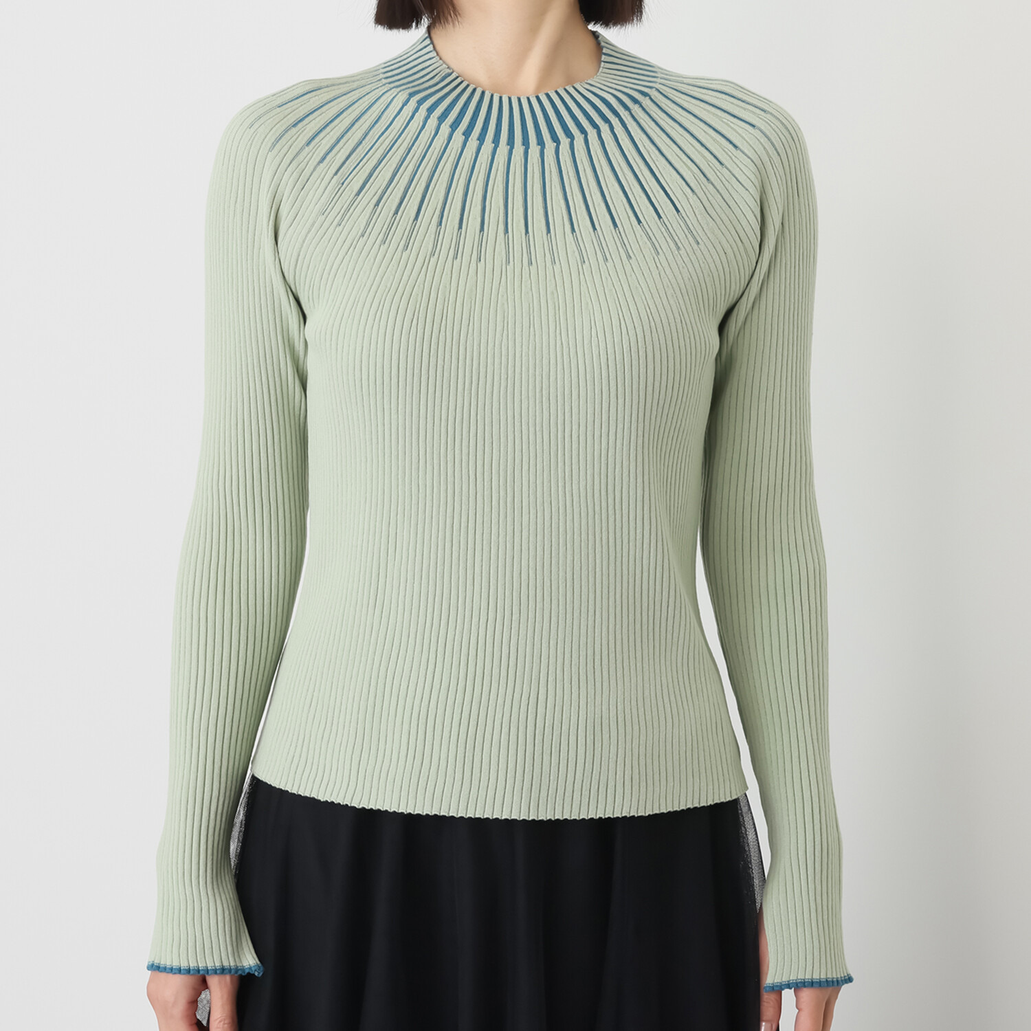 ミューリエ 白鳥ラインを描く “スワンネック”で優雅に 配色ニットプルオーバー