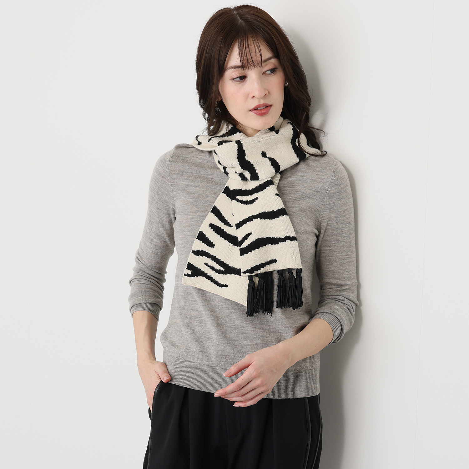 タマミ　ワタナベ フサフサ　ゼブラ マフラー