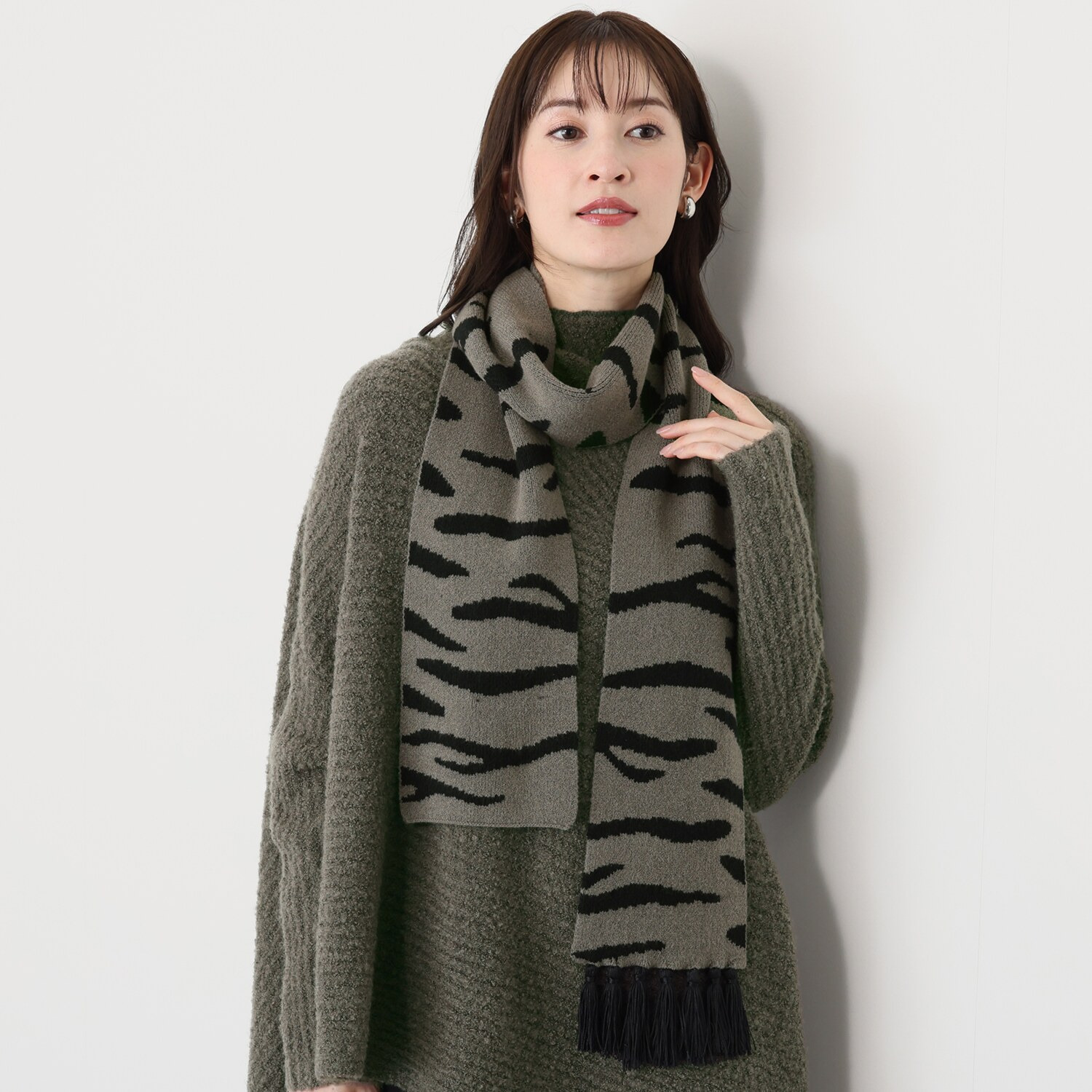 タマミ　ワタナベ フサフサ　ゼブラ マフラー