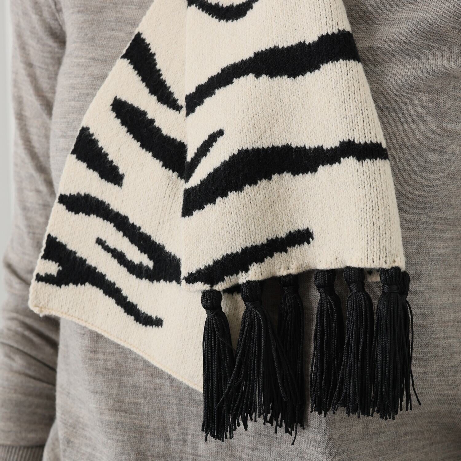 タマミ　ワタナベ フサフサ　ゼブラ マフラー