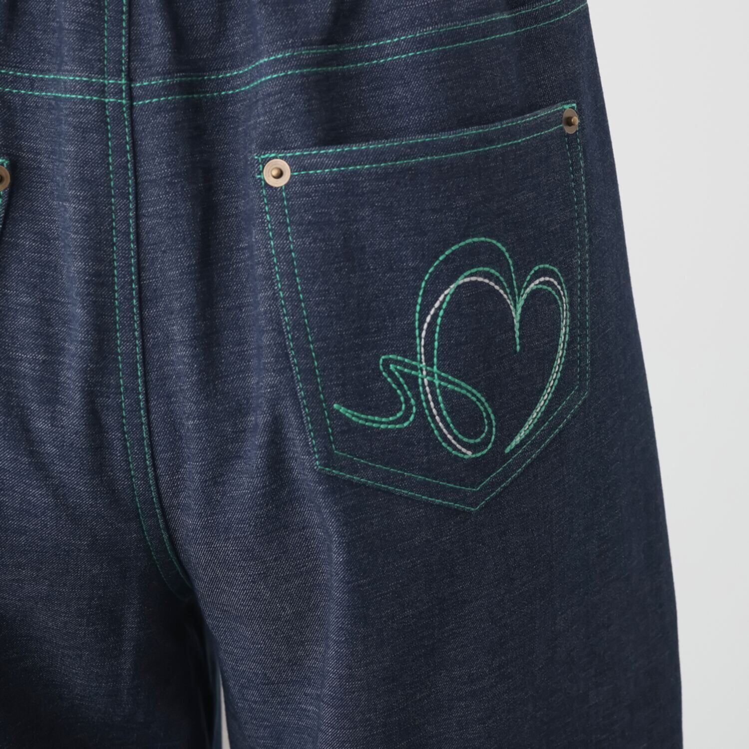 イクシーズ カラーステッチ カーヴィー デニムパンツ